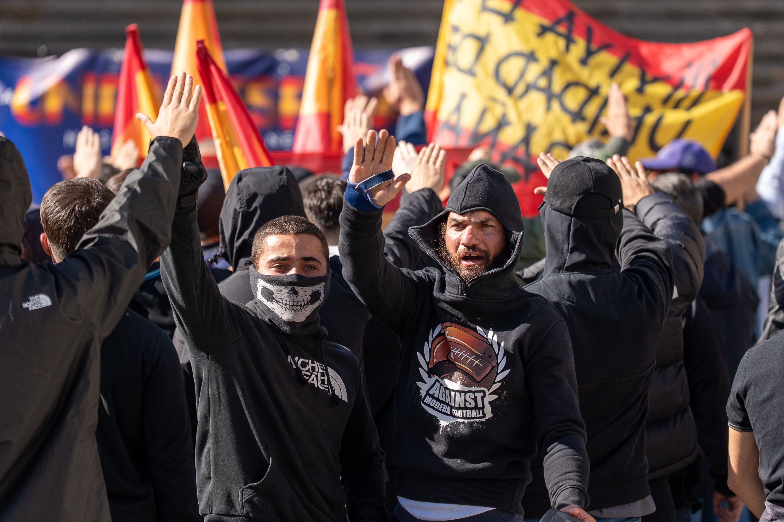 Falangeko kideak, agur faxistak egiten, igandean. AITOR KARASATORRE / FOKU