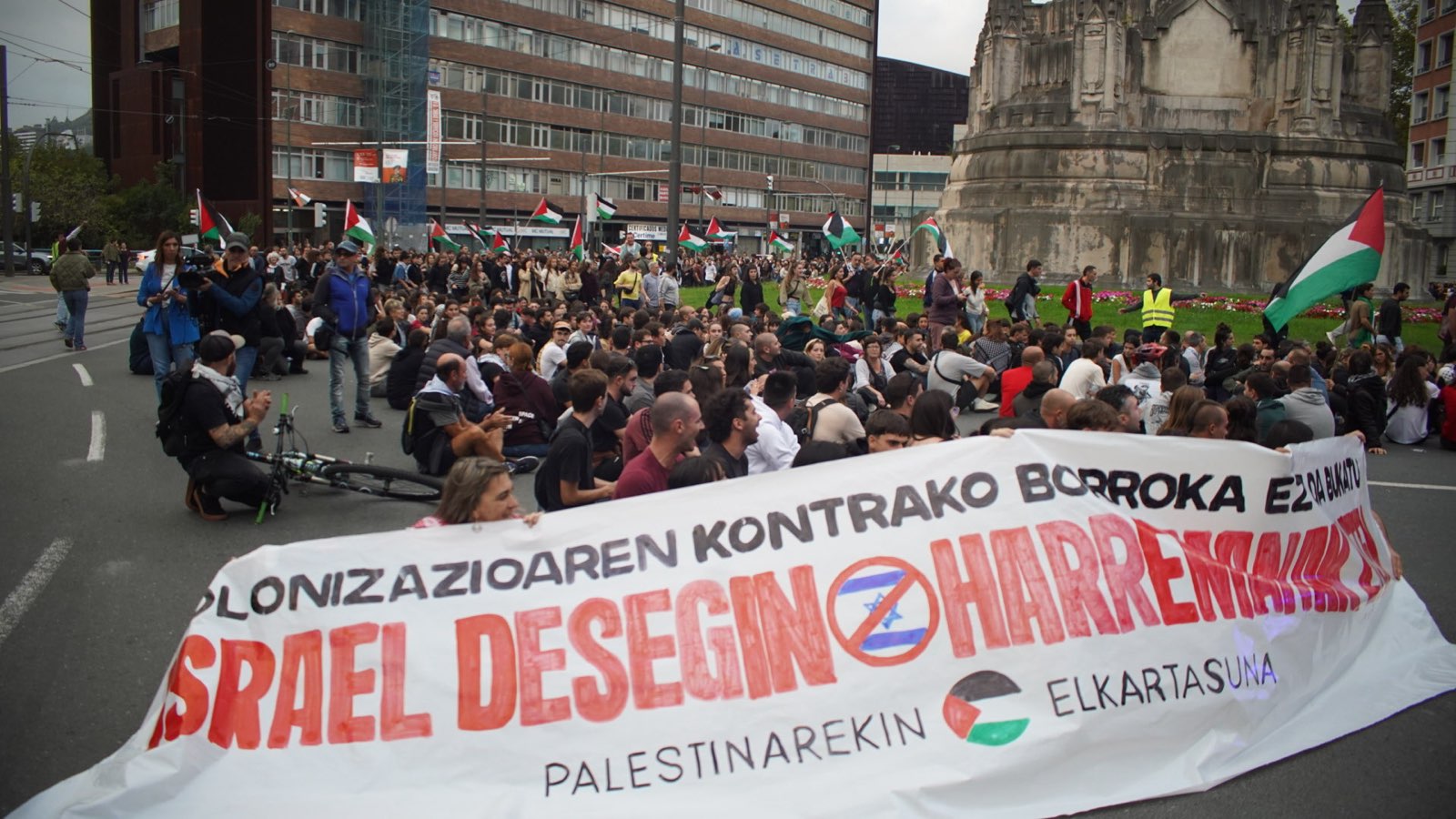 Palestinarekin Elkartasunak deituta, eserialdia egin dute Bilbon. ARITZ LOIOLA / FOKU