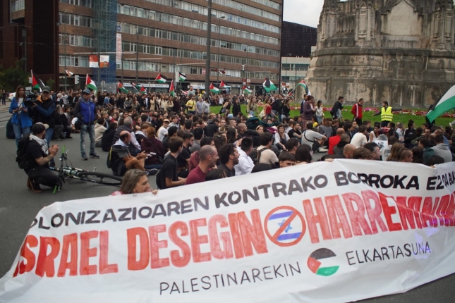 Palestinarekin Elkartasunakoek eserialdia egin dute Bilbon. BERRIA Palestinarekin Elkartasunakoek eserialdia egin dute Bilbon. BERRIA