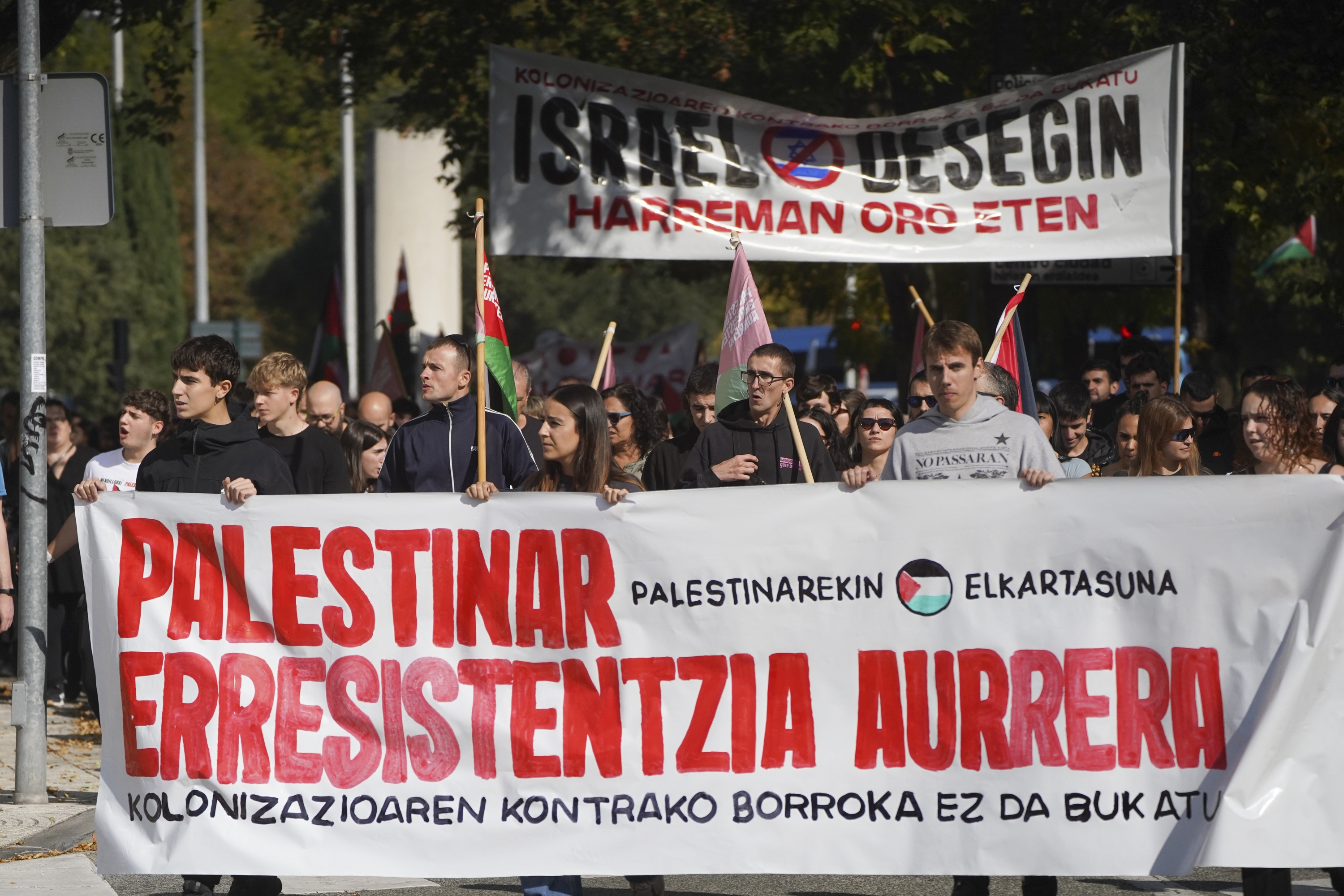 Palestinarekin Elkartasunaren bloke kritikoa, atzo, Iruñeko goizeko manifestazioan. JAGOBA MANTEROLA / FOKU