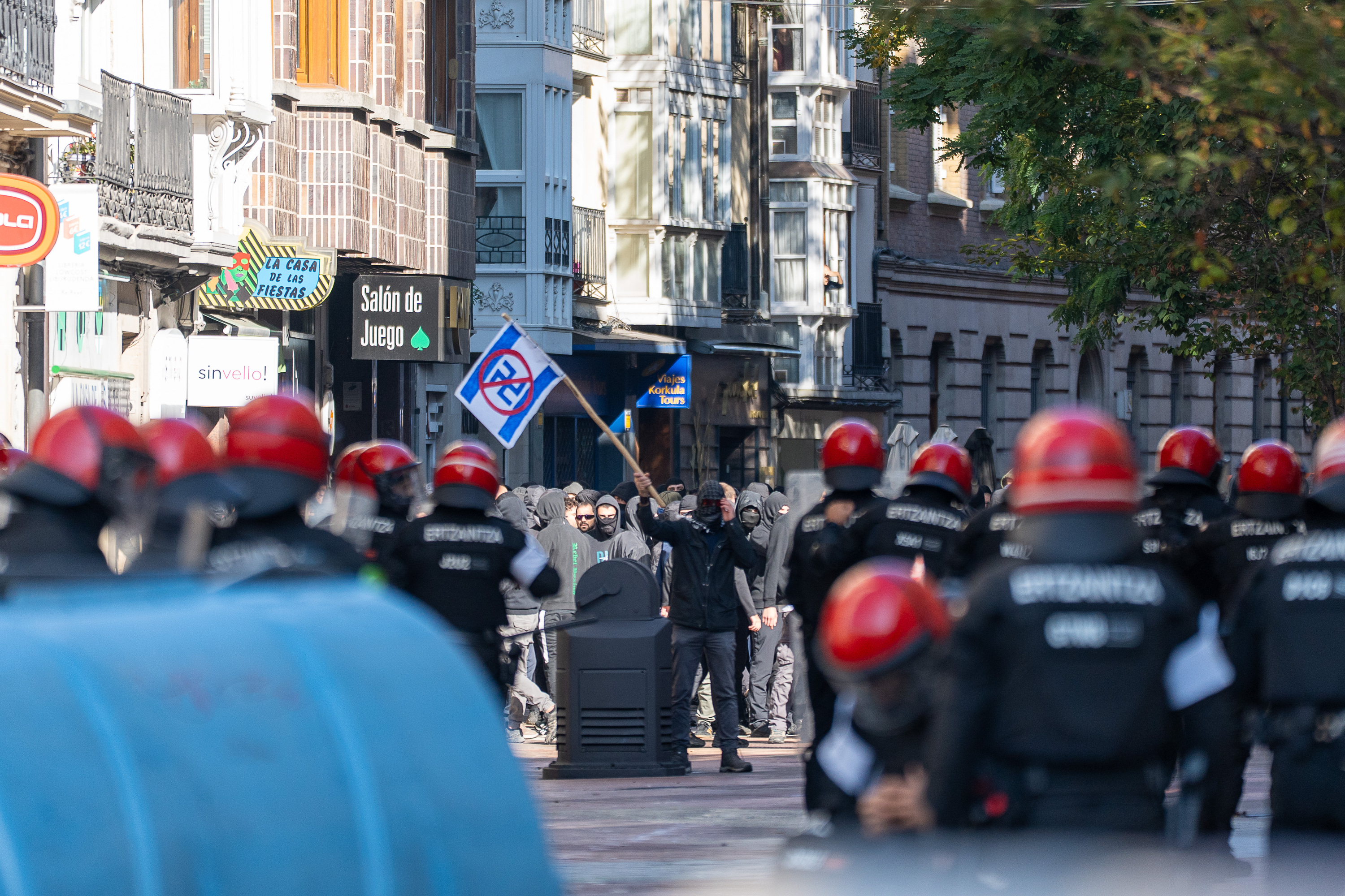 Ertzainak manifestarien kontra oldartzen, igandean, Gasteizen. AITOR KARASATORRE / FOKU