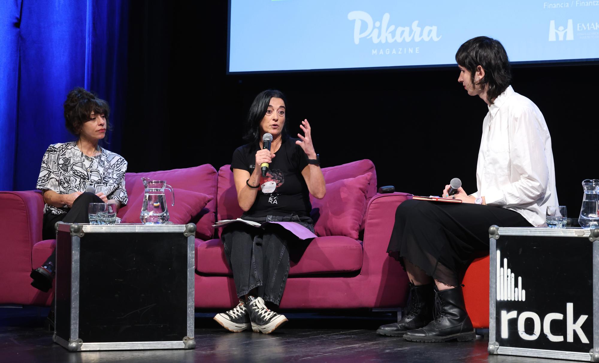 Isabel Valdes, Amagoia Mujika Tolaretxipi eta Deva Mar Escobedo, gaur, Bilborock aretoan, 'Pikara magazine' aldizkariak antolatutako Kazetaritza Feministari Buruzko IV. Kongresuan. OSKAR MATXIN EDESA / FOKU