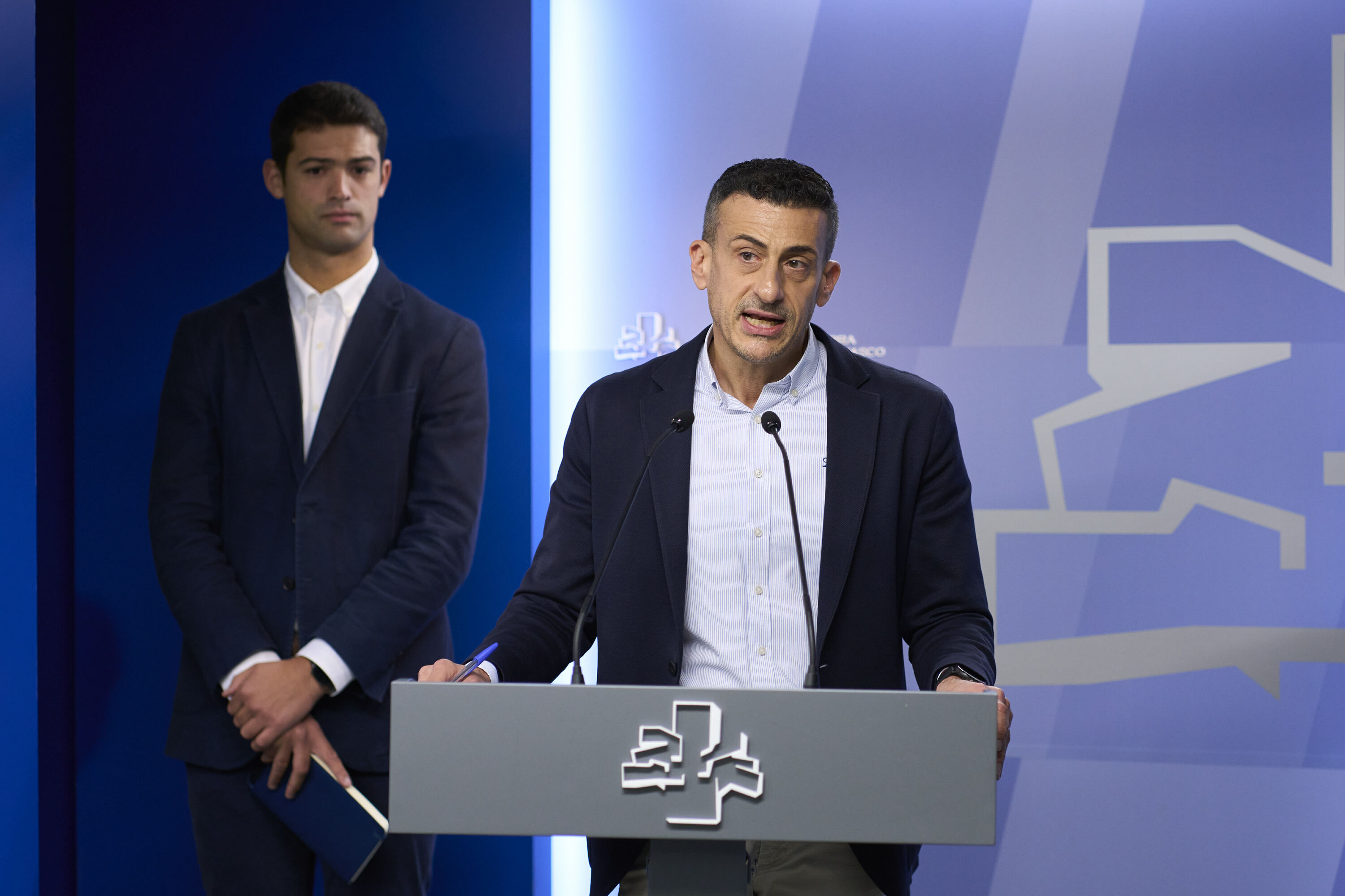Ekain Rico, berbetan, Joseba Diez Antxustegik lagunduta, proposamena aurkeztu dutenean. ADRIAN RUIZ HIERRO / EFE