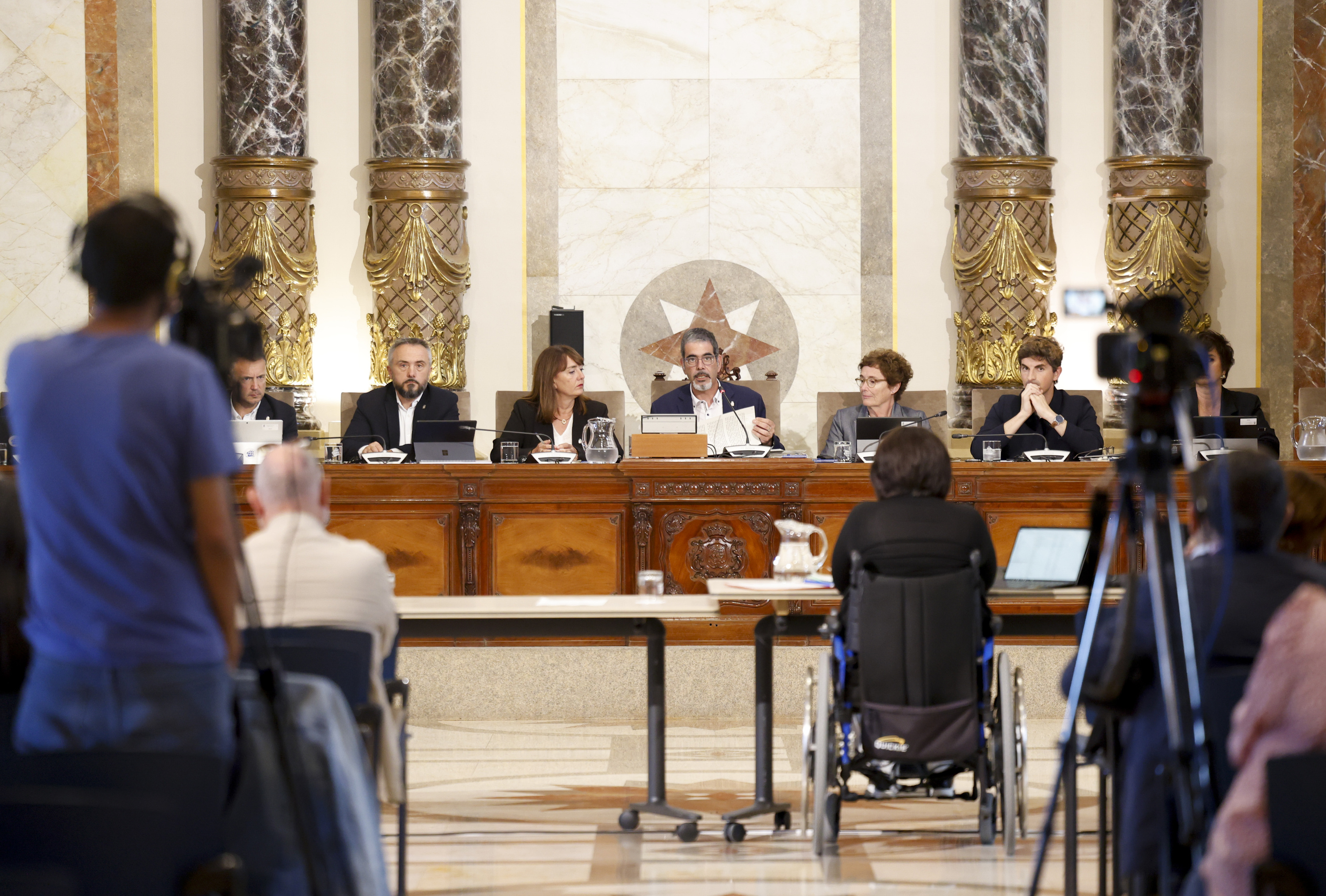 Eneko Goia gaurko ezohiko osoko bilkuran, udal gobernuko kideak ondoan dituela. JUAN HERRERO / EFE