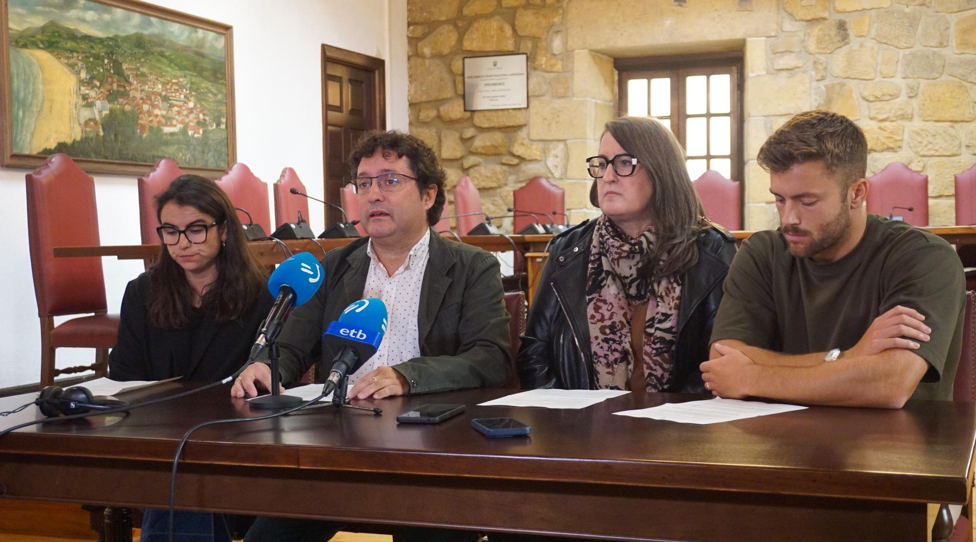 Zarauzko udal taldeen bozeramaileak, gaur onartu duten adierazpen instituzionala irakurtzen. GUKA