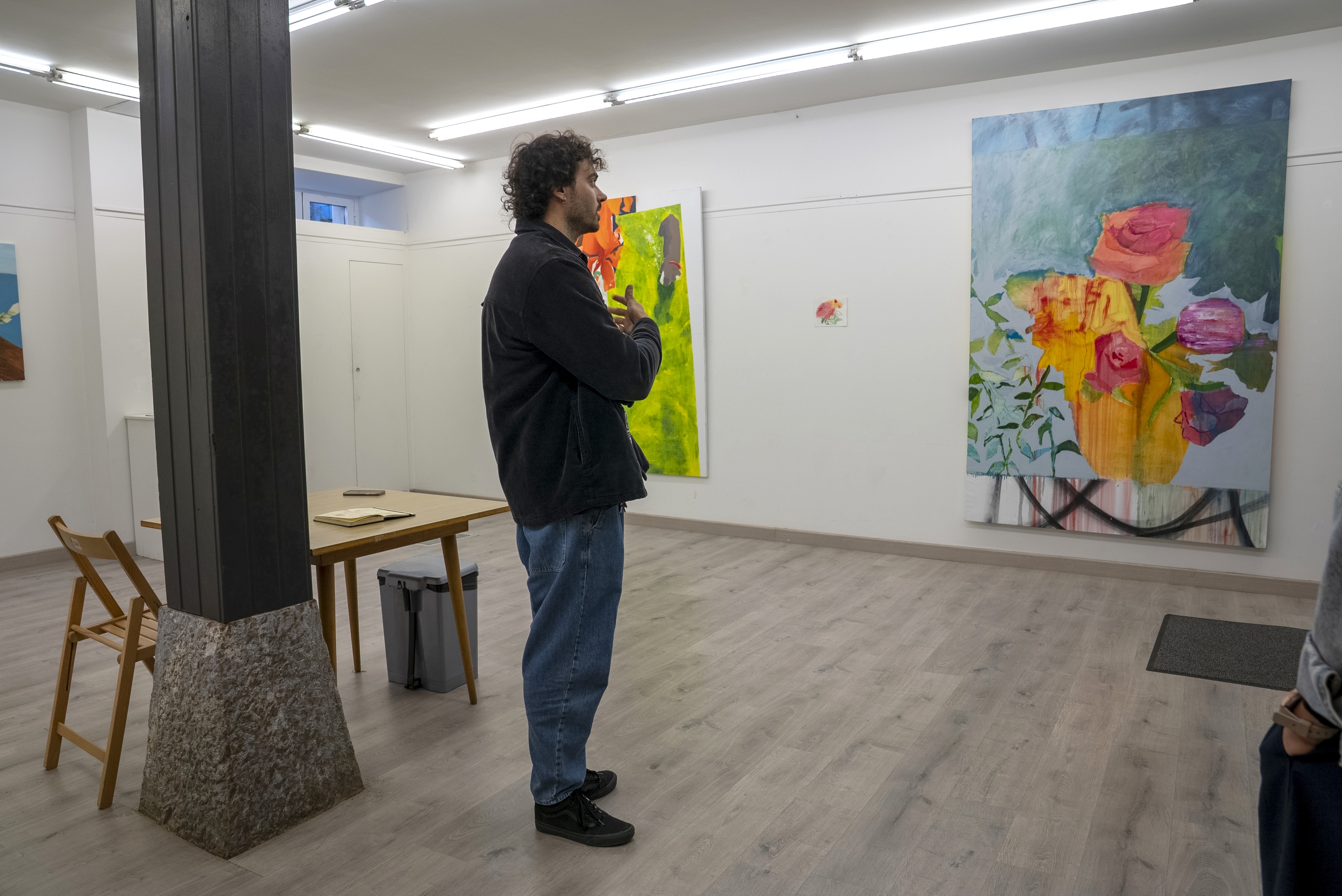 Jon Amorrortu artista, Azpeitiko bere erakusketan. KULTURAZ KOOPERATIBA