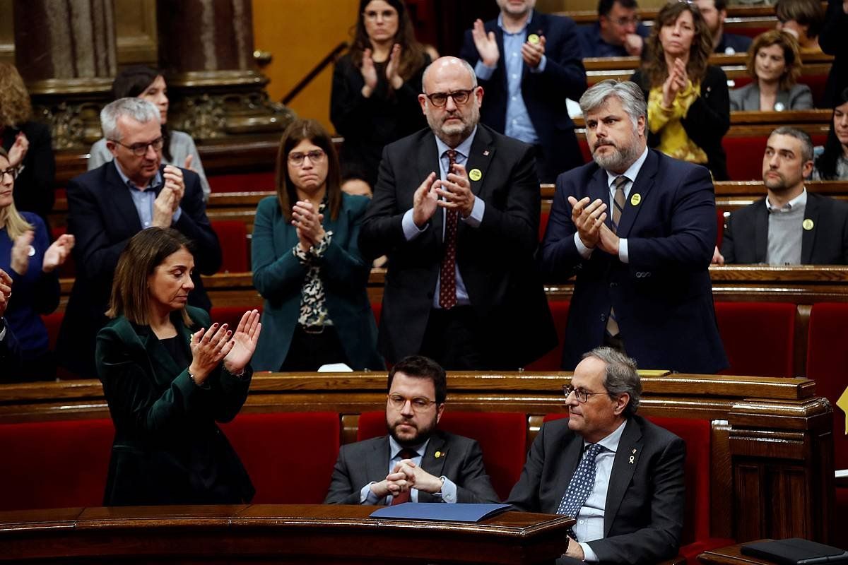 Quim Torra Kataluniako presidentea, alboan Pere Aragones presidenteordea duela, eta, inguruan, JxCeko hainbat diputatu txaloka. TONI ALBIR, EFE