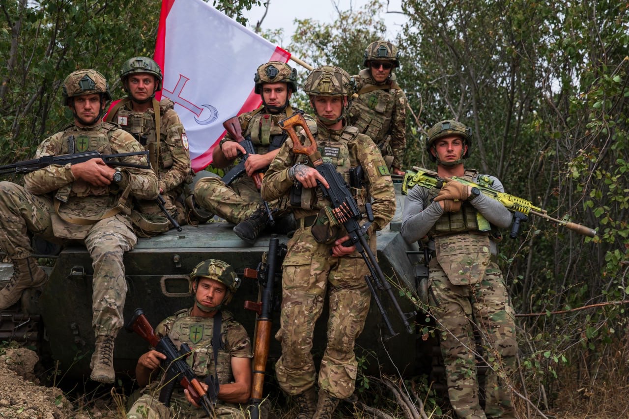 Ukrainako armada utzi duen soldadu talde bat. BERRIA