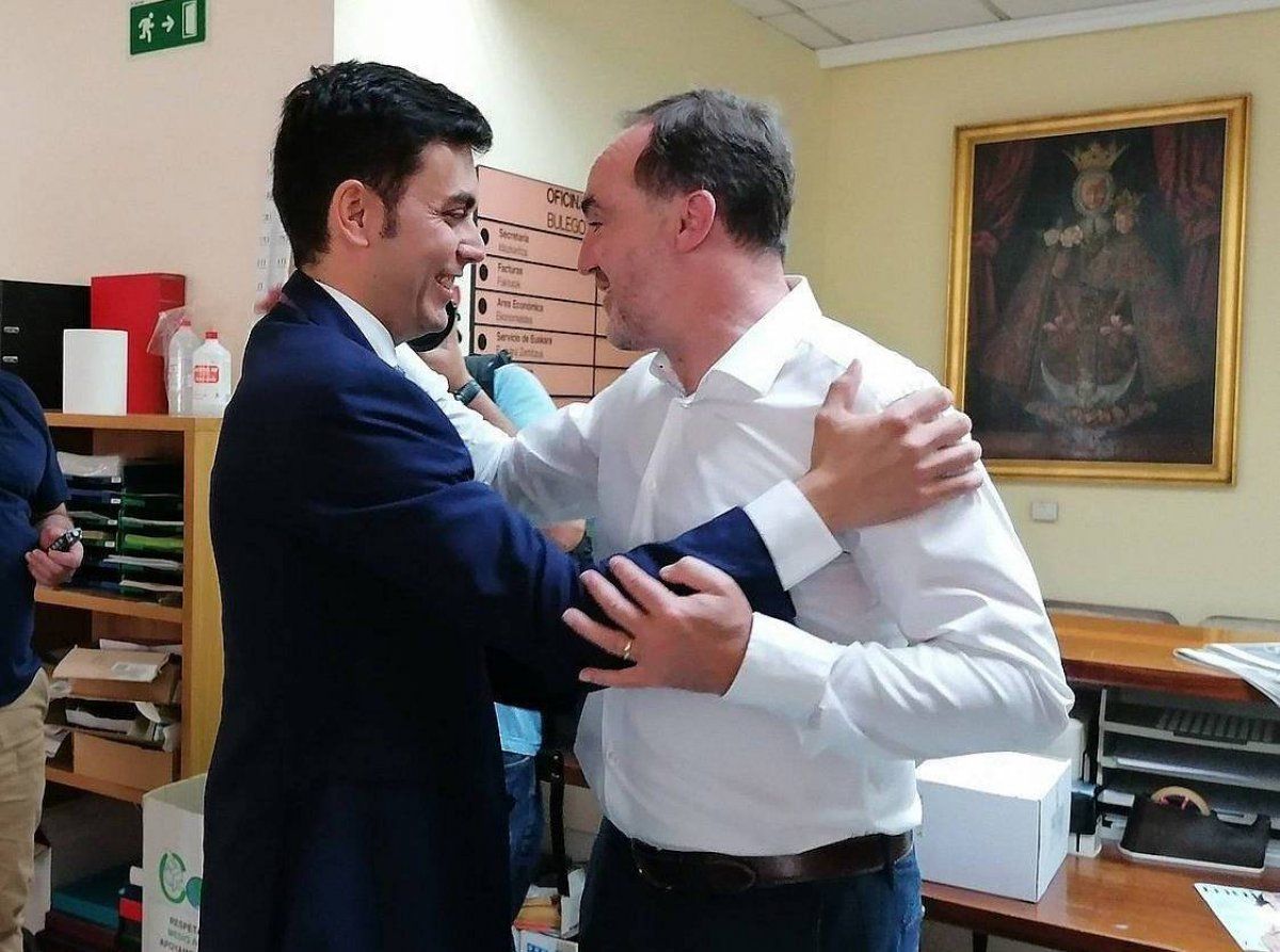 Javier Esparza Navarra Sumako buruak Gonzalo Fuentes alkatea zoriondu zuen hark kargua hartu zuenean. JAVIER ESPARZA