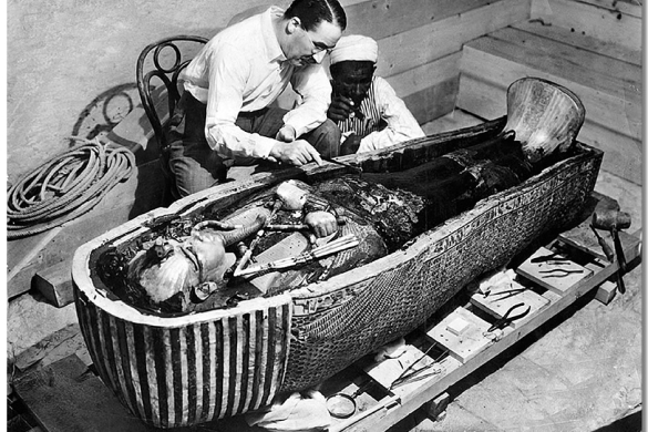 (ID_17607052219985) (/Berria) Howard Carter eta aurkikuntzan parte hartu zuen beste kide bat faraoiaren momiaren ondoan. Erretxinaren kau... (ID_17607052219985) (/Berria) Howard Carter eta aurkikuntzan parte hartu zuen beste kide bat faraoiaren momiaren ondoan. Erretxinaren kau...