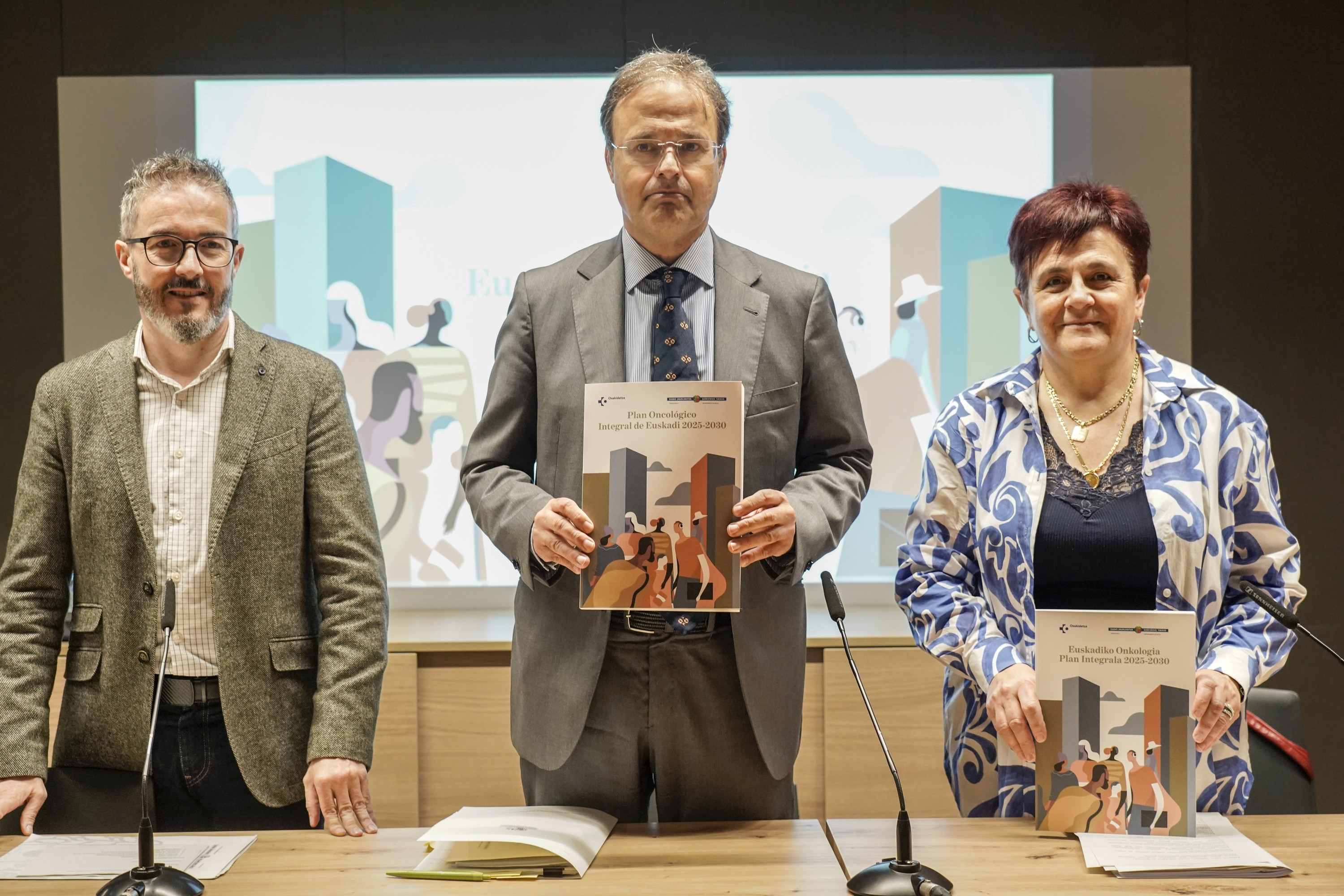 Eusko Jaurlaritzaren plan onkologikoa aurkeztu dute gaur Gontzal Tamayo Osasun sailburuordeak, Alberto Martinez Osasun sailburuak eta Lore Bilbao Osakidetzako zuzendari nagusiak, Bilbon. MARISOL RAMIREZ / FOKU