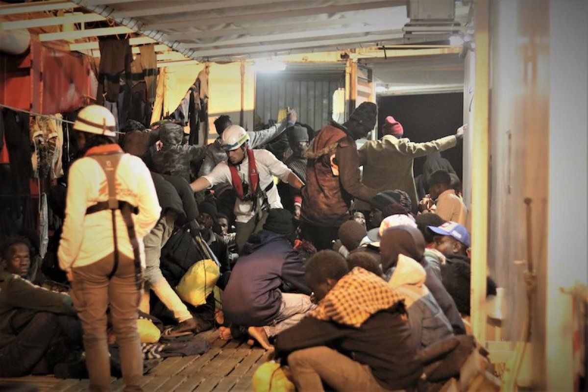 Erreskatatutako migratzaile talde bat 'Oean Viking' ontzian. MSF SEA