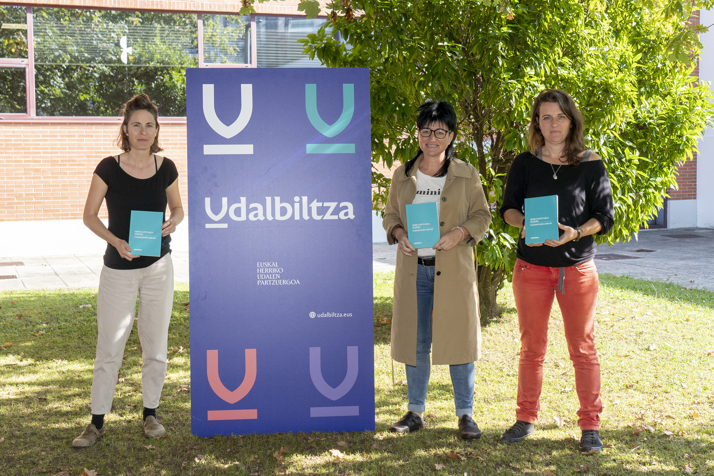 Ainara Santamaria, Agurtzane Solaberrieta eta Clara Rouget, ezkerretik eskubira, liburua eskuan dutela. IÑIGO URIZ / FOKU