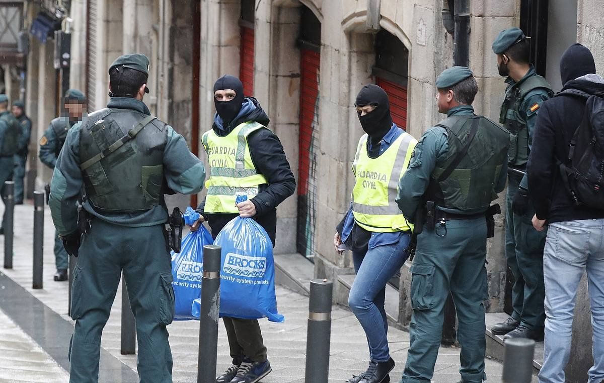 Prostituzio sare baten aurkako polizia operazio bat, artxiboko irudi batean. LUIS TEJIDO / EFE