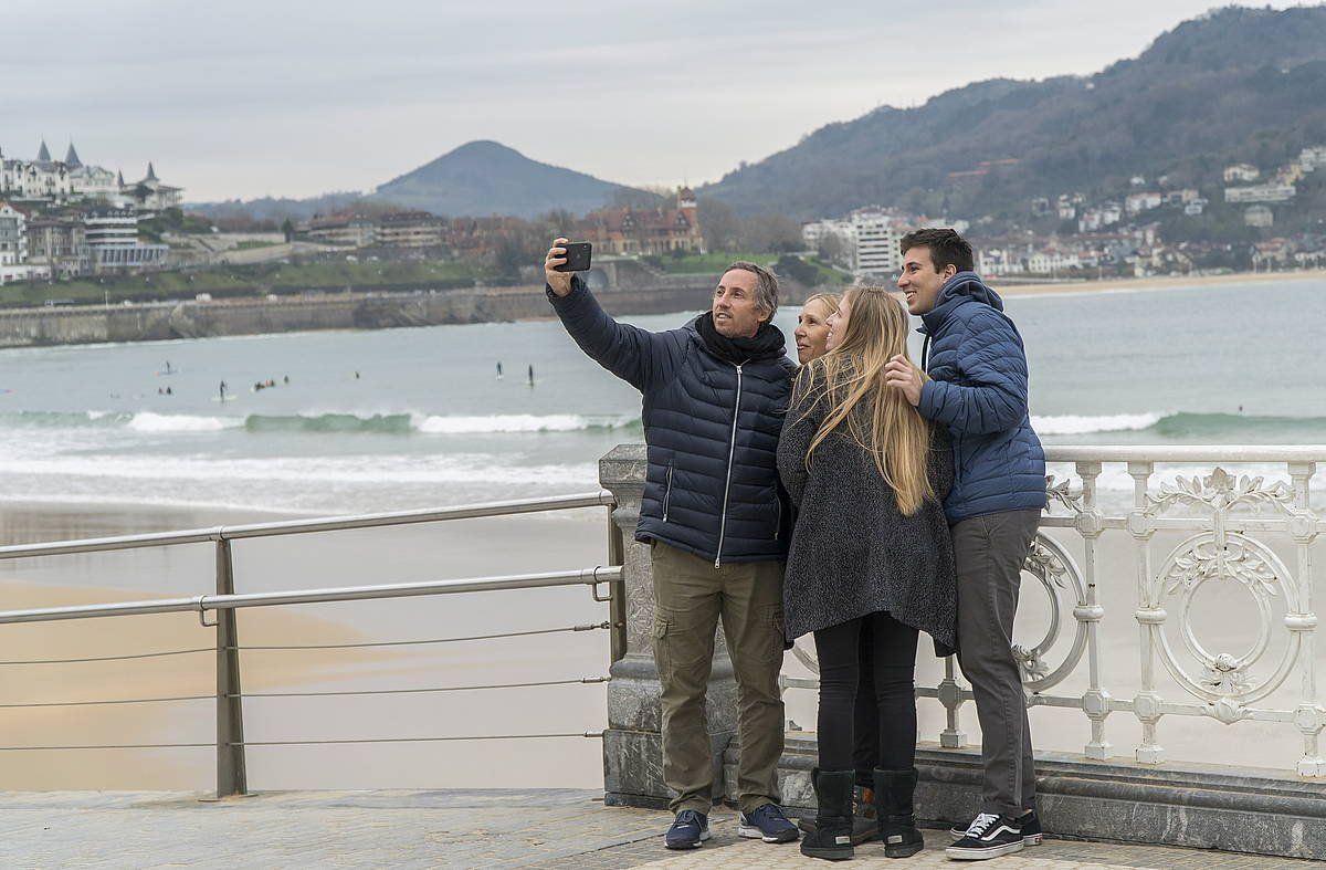 Turista talde bat Donostian, aurtengo neguan. ANDONI CANELLADA / FOKU