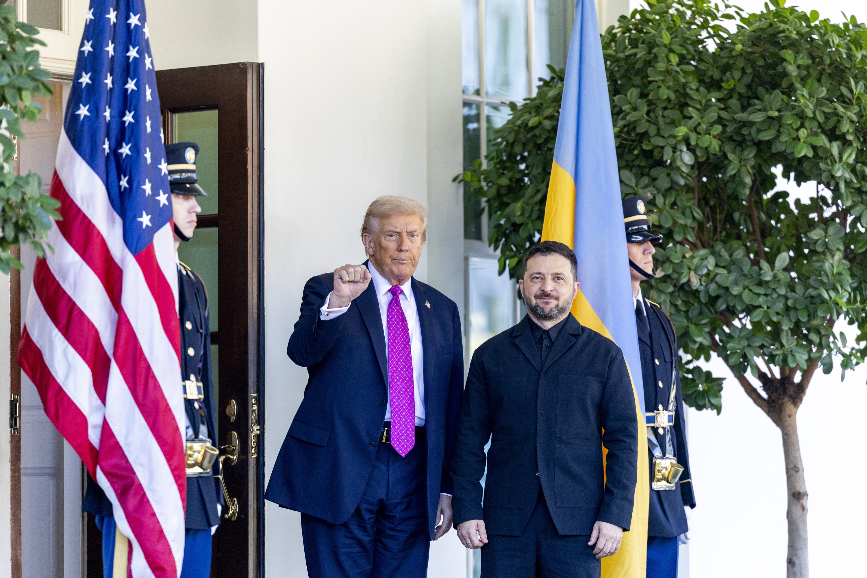 Trump eta Zelenski, gaur, Etxe Zuriaren kanpoaldean. SHAWN THEW / EFE