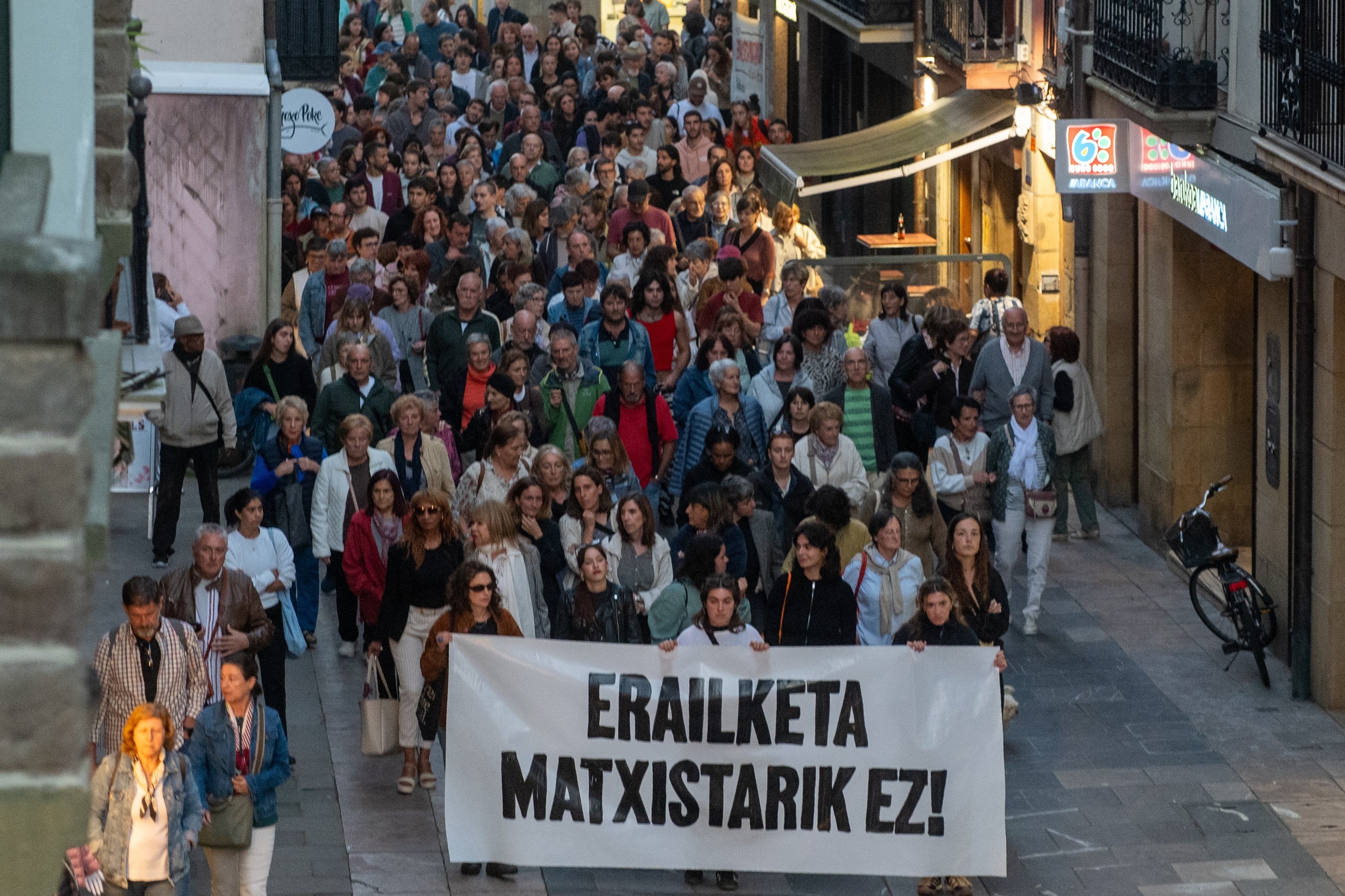 Zarautzen erailketa matxista salatzeko egin duten manifestazioa, gaur arratsaldean. GORKA RUBIO / FOKU