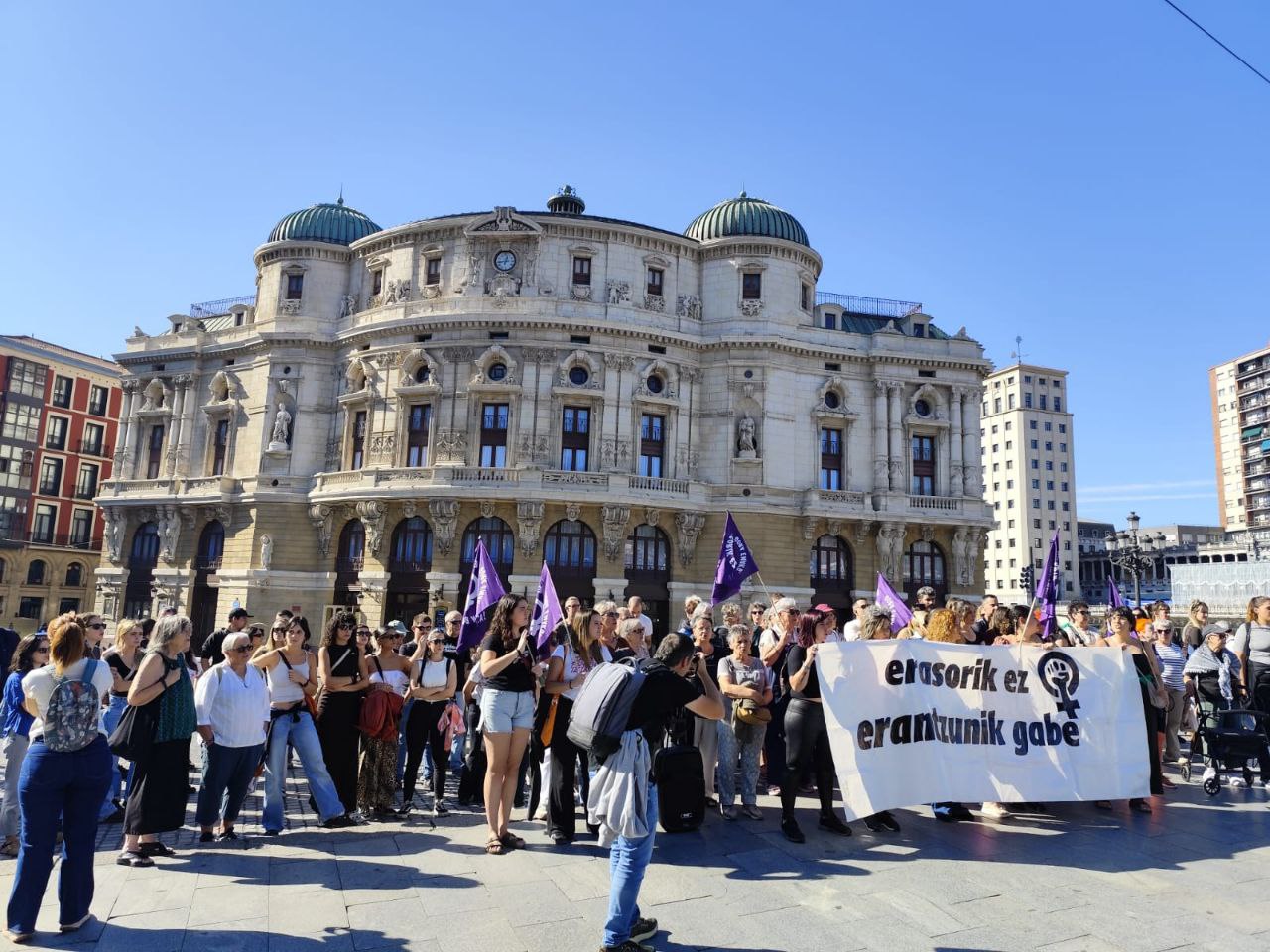 Euskal Herriko Mugimendu Feministak gaur Bilboko Arriaga plazan egin duen protesta. BILBO FEMINISTA SARETZEN