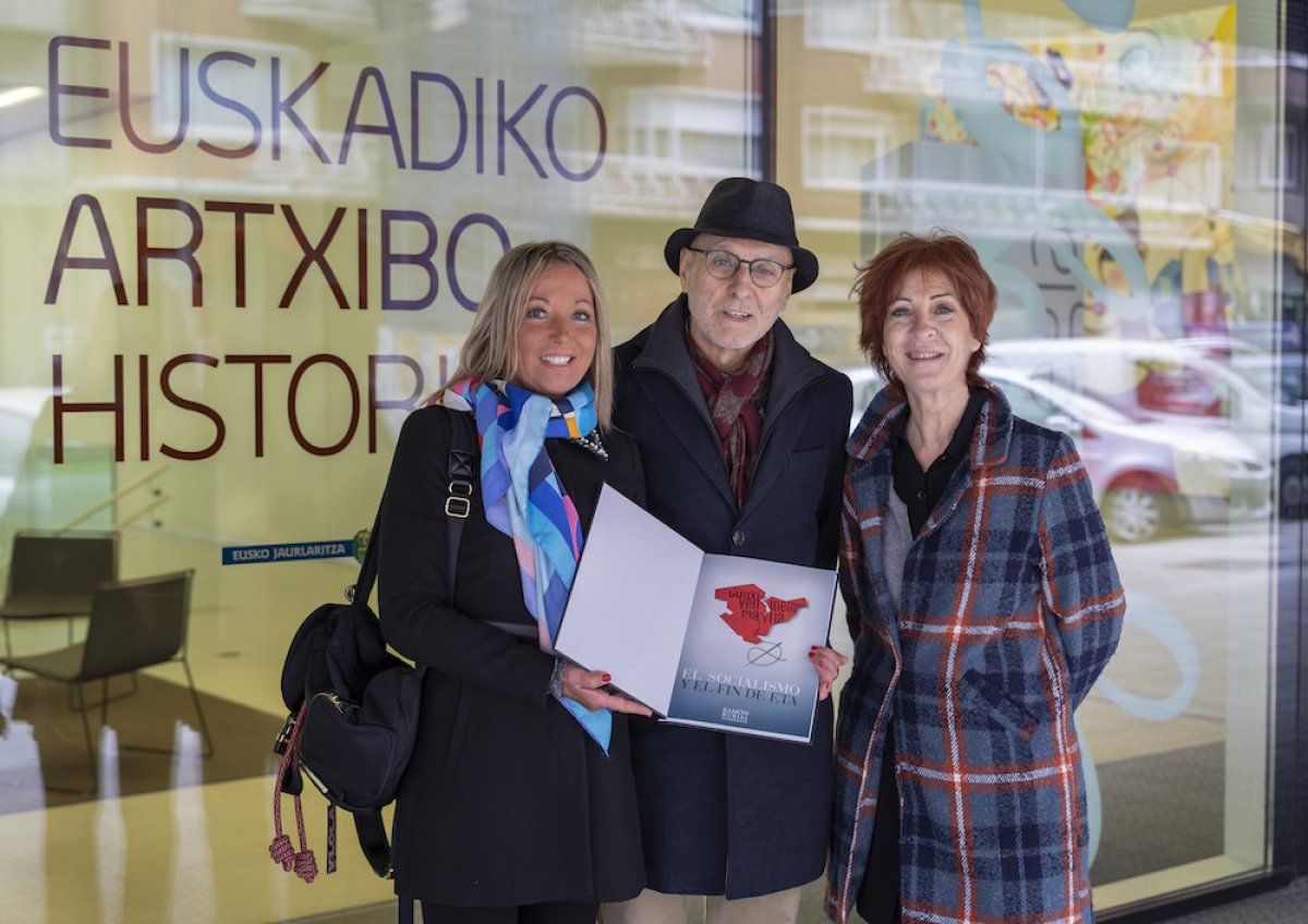 Ramon Rubial Fundazioko kide Ana Cano, presidenteorde Rodolfo Ares eta PSEko Memoria idazkari Ines Ibañez Maeztu, gaur, Bilbon.