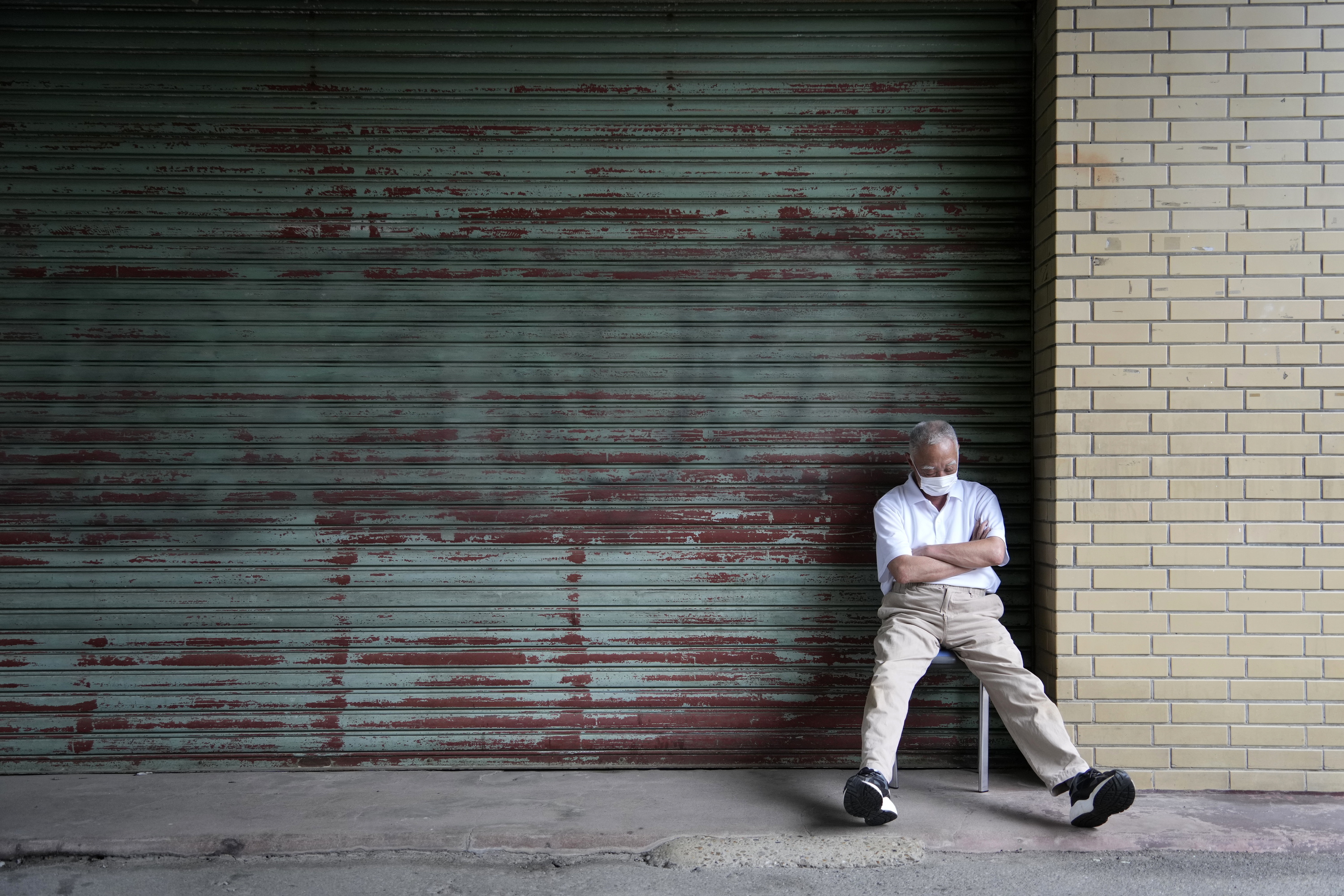 Adineko gizon bat atseden hartzen, Tokion. FRANK ROBICHON / EFE