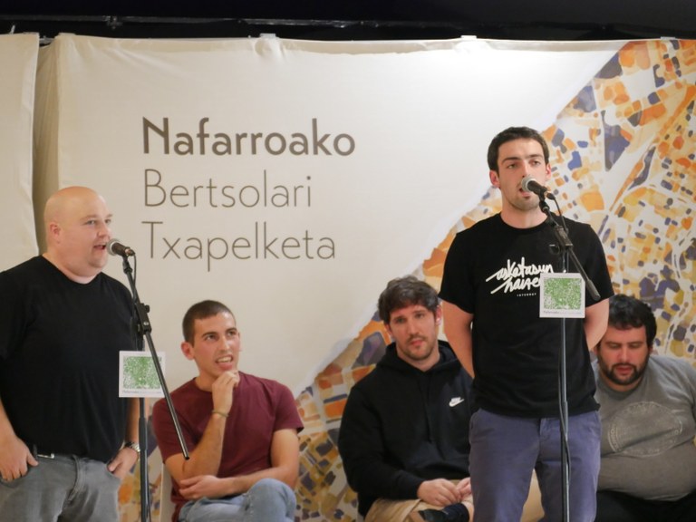 Julen Zelaieta eta Xabat Illarregi, gaurko saioan. BERTSOZALE ELKARTEA