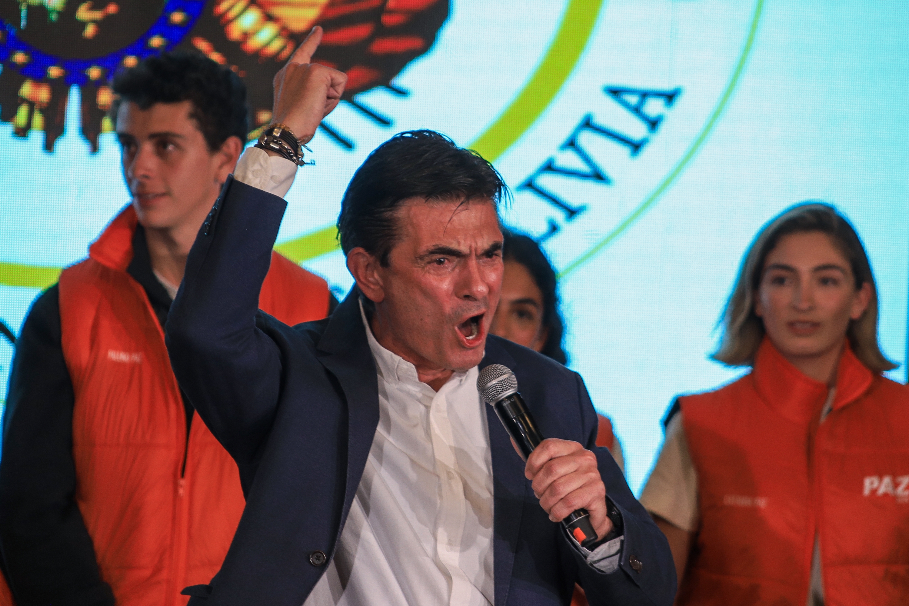 Rodrigo Paz, behin-behineko emaitzen berri izan ostean hitzaldia ematen, bart, La Pazen. GABRIEL MARQUEZ / EFE