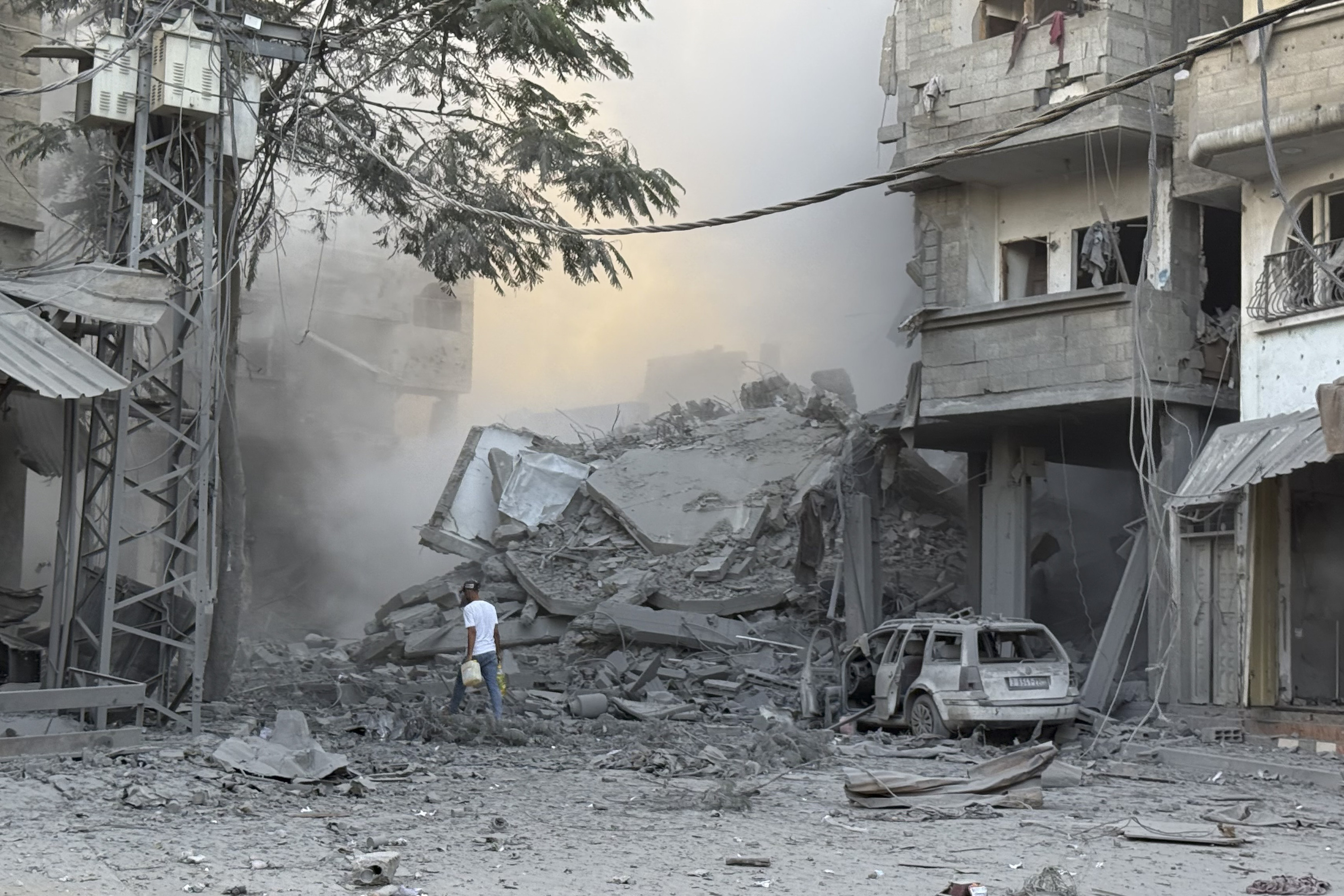 Palestinar bat atzo Bureij errefuxiatuen kanpalekuan, Israelgo armadak bonbardaketa bat egin ostean. EFE