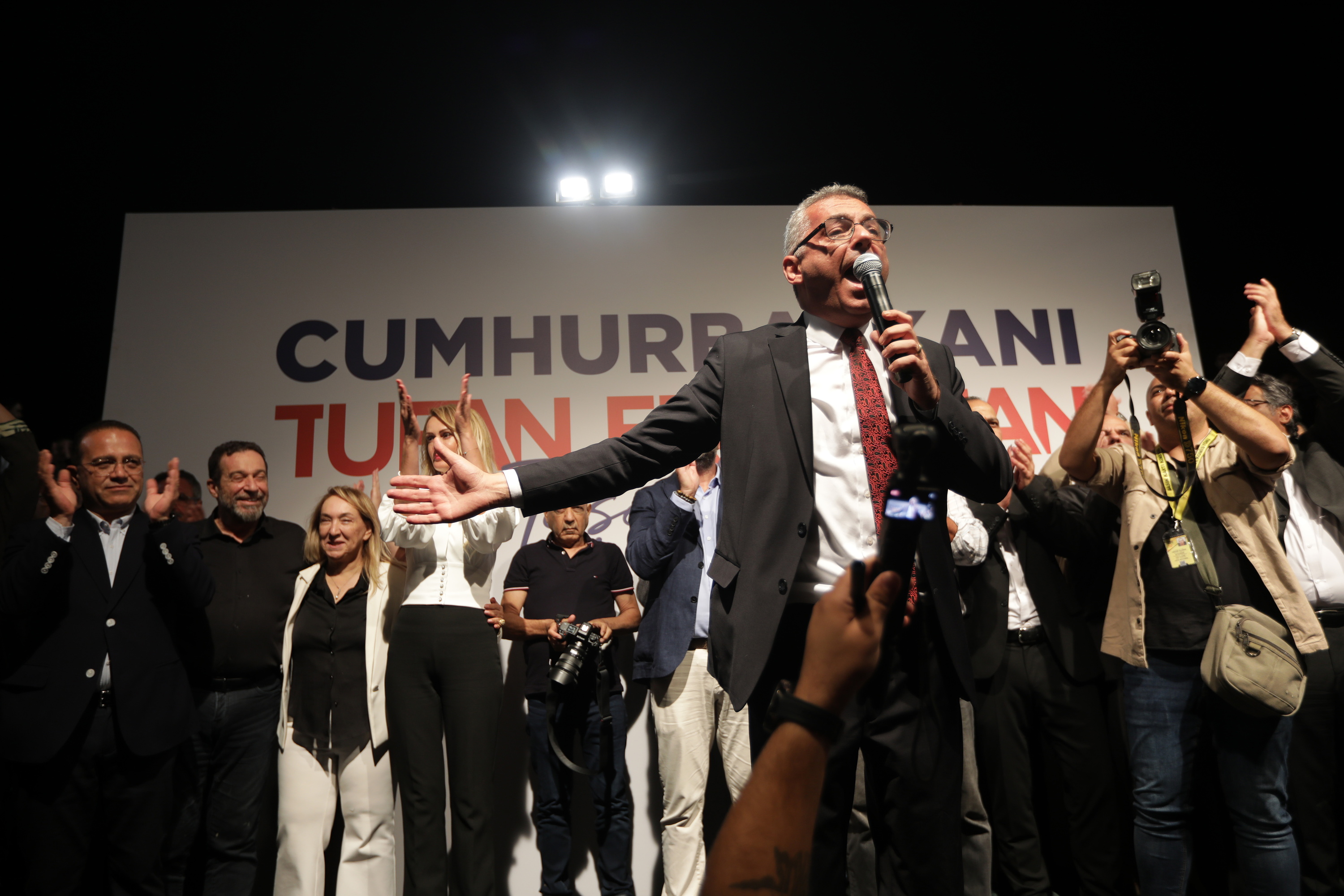 Tufan Erhurman atzo, Nikosian, hauteskundeak irabazi osteko ekitaldian. BIROL BEBEK / EFE