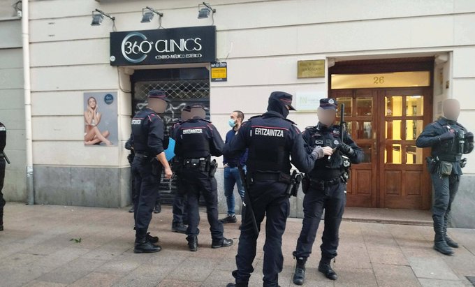 Ertzainak, iragan ostiralean, Aritz Ibarra identifikatzen. Ibarrak berak zabaldu du irudia X sare sozialean. BERRIA