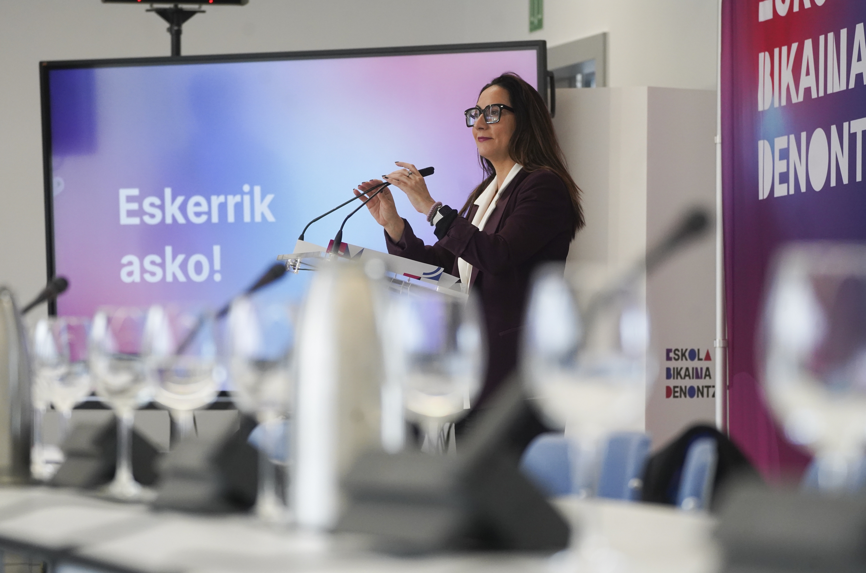 Begoña Pedrosa argibideak ematen, gaur, bileraren ostean. JAGOBA MANTEROLA / FOKU