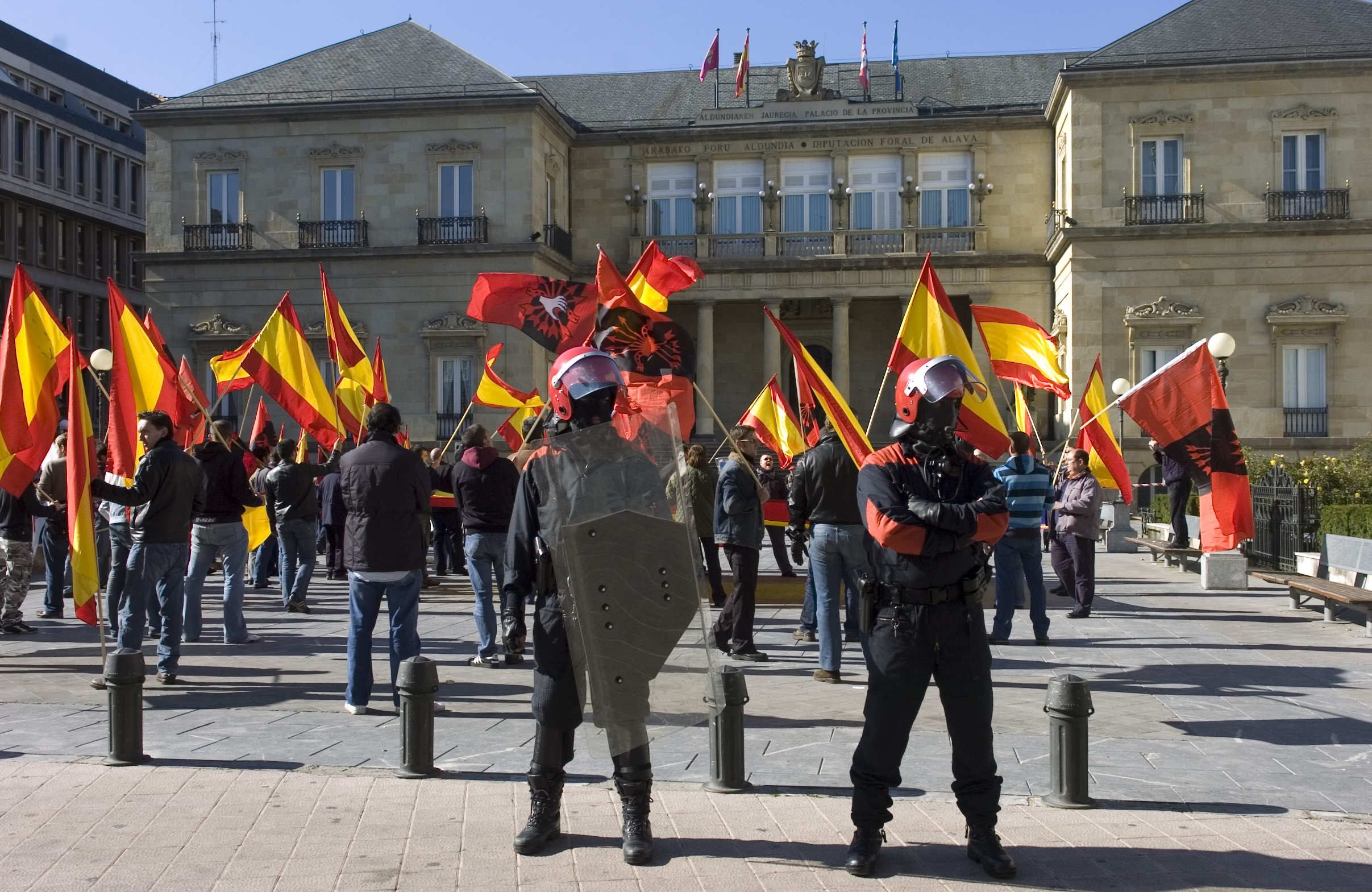 2008an Jaurlaritzak debekua eskatu ostean auzitegiek baimendutako Falangearen elkarretaratze bat babesten Ertzaintza, Gasteizen. RAUL BOGAJO / FOKU