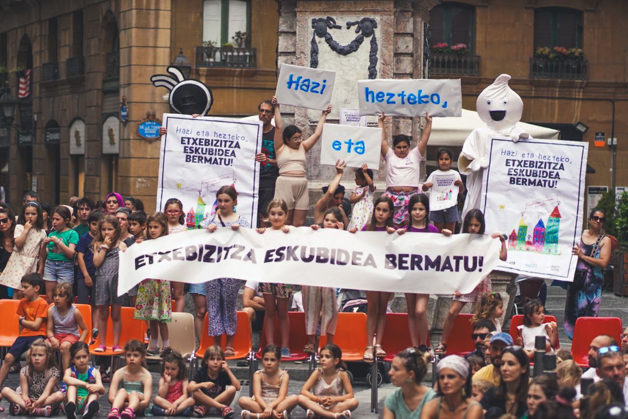 AZET Etxebizitza Sindikatuaren eta Atxuriko eskolako, Mujika eskolako eta Solokoetxeko institutuko familia elkarteen agerraldia Bilboko Alde Zaharrean, maiatzaren amaieran. AZET
