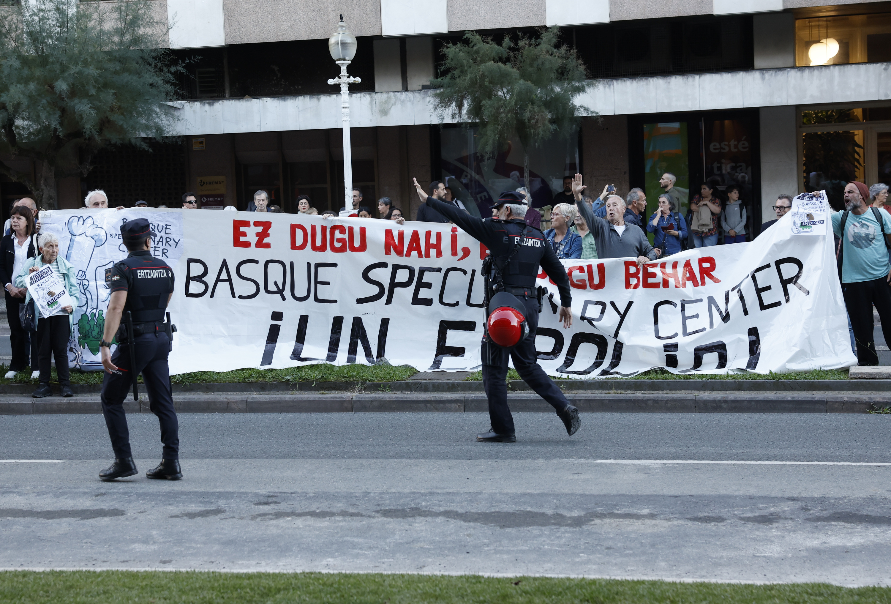 Donostiako hainbat herritar protestan, gaur, Gros auzoko GOE eraikin berriaren inaugurazioan. EFE