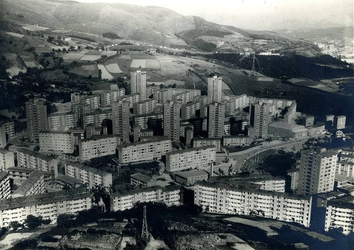 Bilboko Otxarkoaga txabola auzoa izan zen, eraikinak jaso aurretik. BERRIA