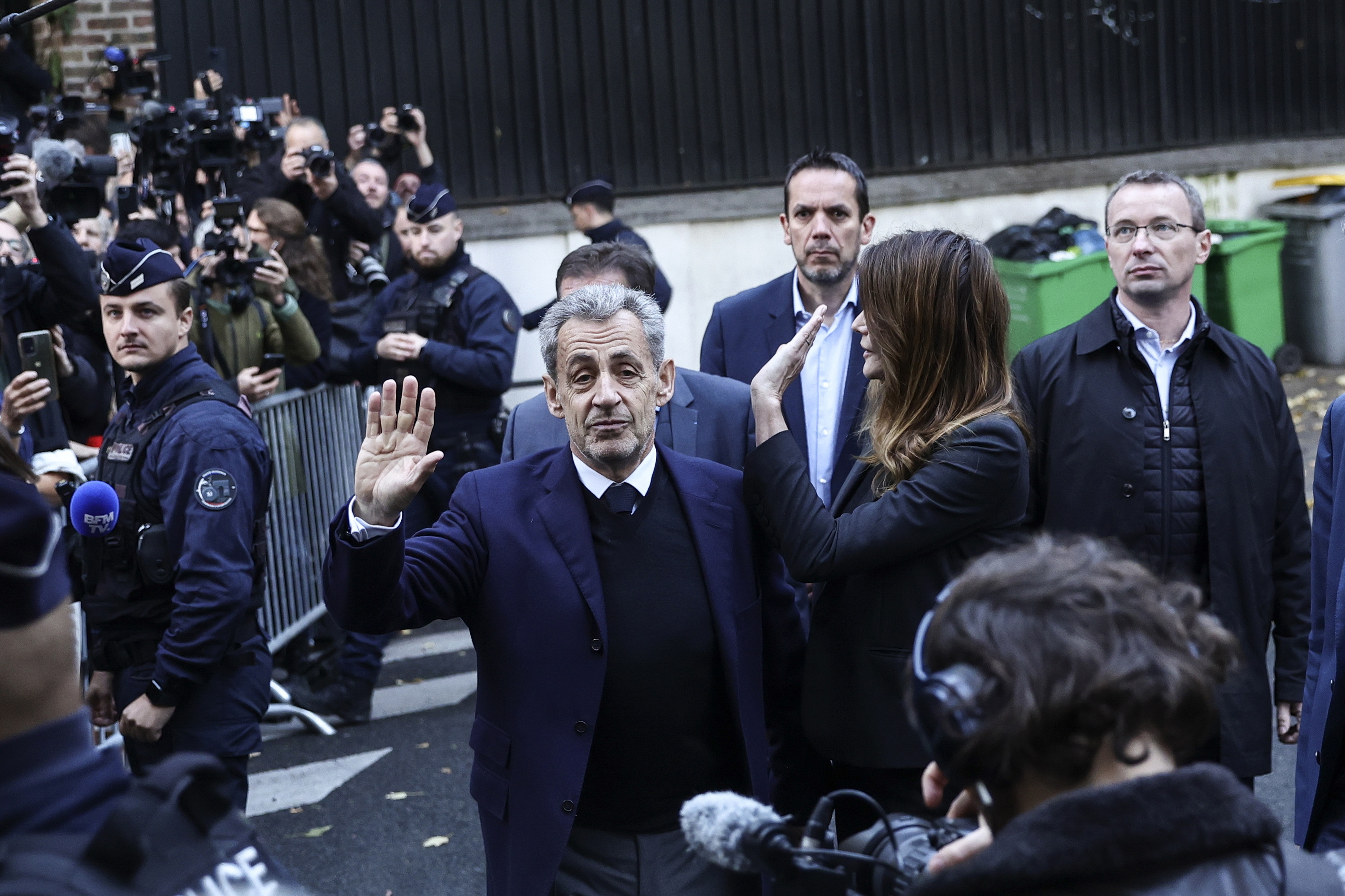 Nicolas Sarkozy La Sante espetxearen kanpoaldean, gaur. TERESA SUAREZ / EFE