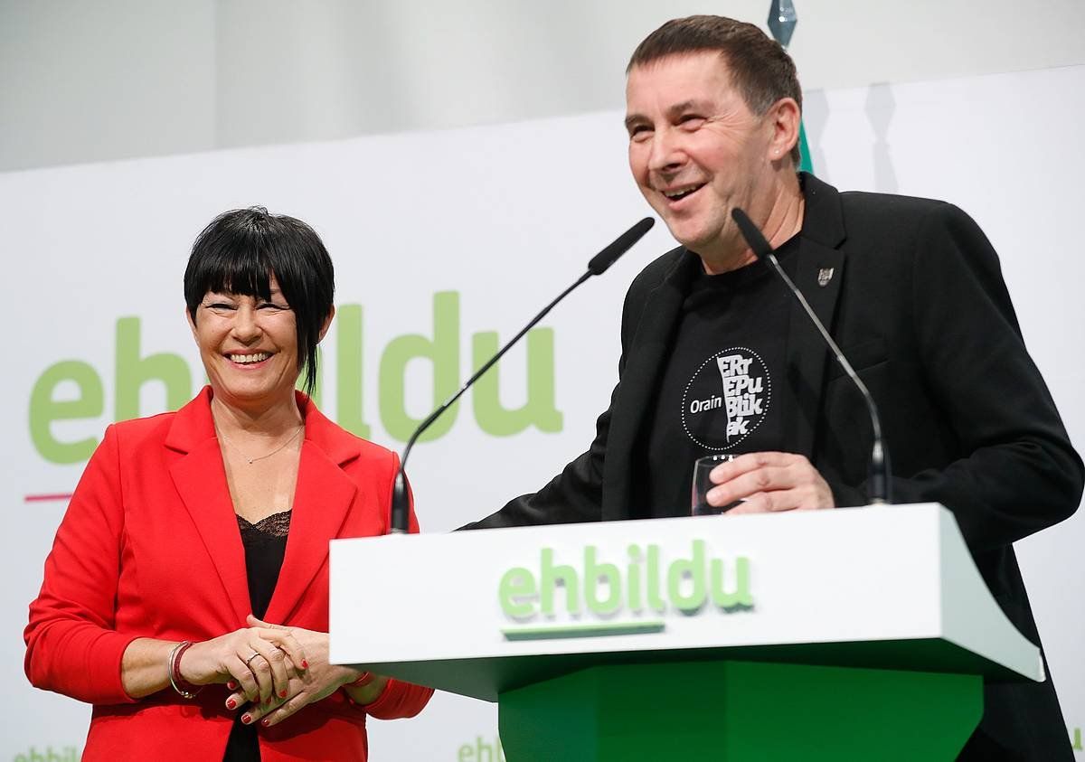 Maddalen Iriarte eta Arnaldo Otegi, atzo, Donostan. JUAN HERRERO, EFE