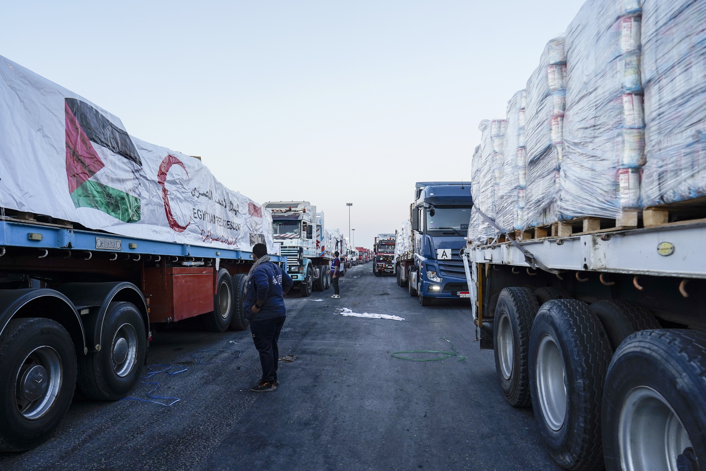 Laguntza humanitarioa daramaten kamioiak, atzo, Rafahko igarobidean, Gazara sartzeko zain. EFE