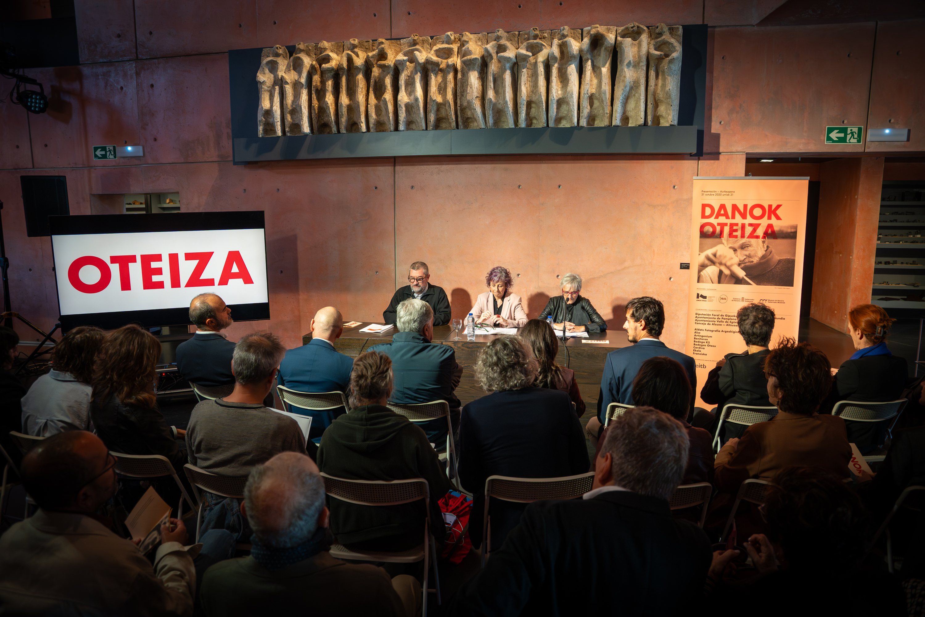 Gregorio Diaz Ereño, Rebeca Esnaola eta Jaione Apalategik aurkeztu dute 'Danok Oteiza' komunitatea, Altzuzan. AITOR KARASATORRE / FOKU