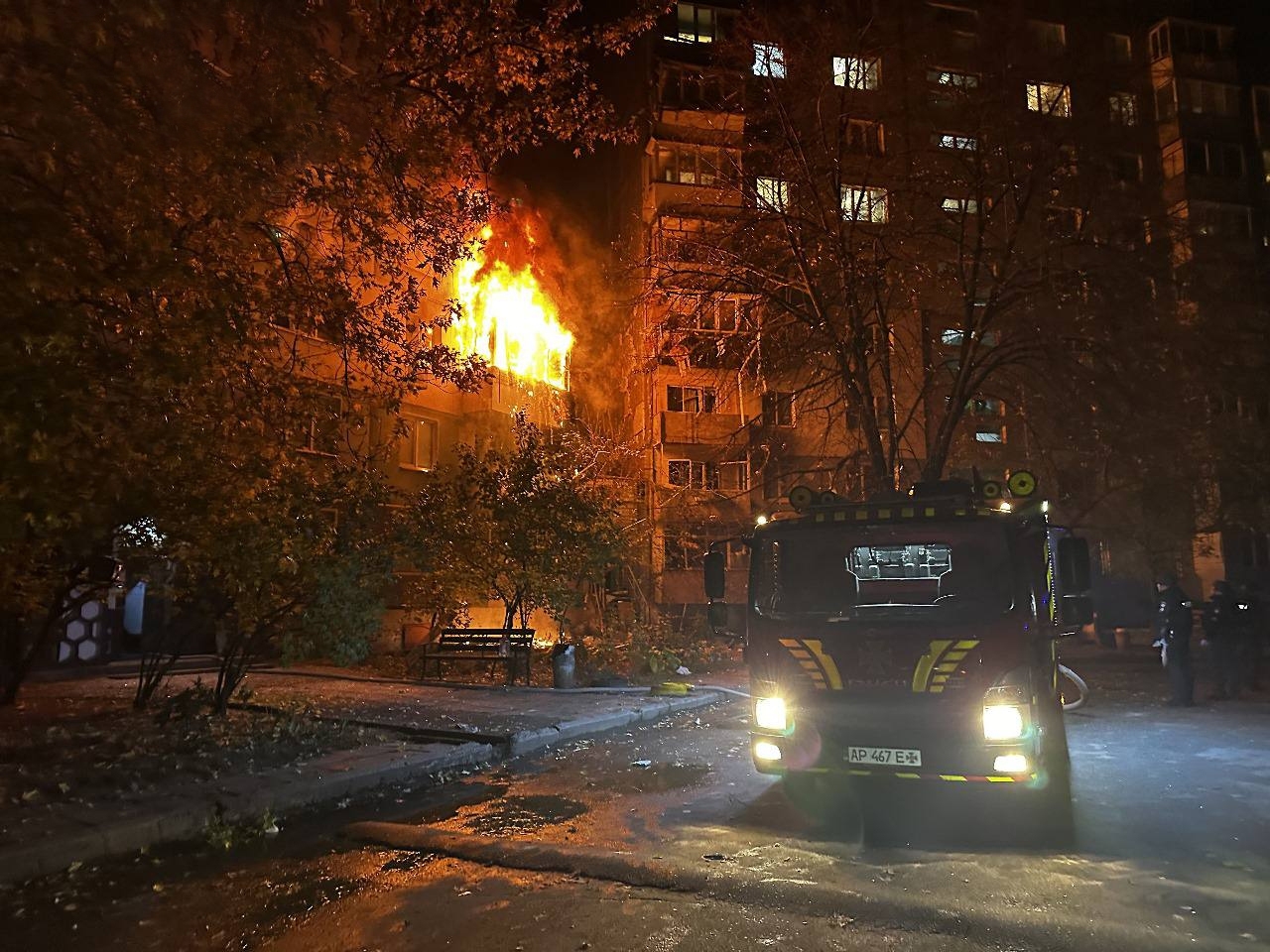 Kieveko eraikin bat sutan, gaur, Errusiak egindako eraso batean ostean. EFE