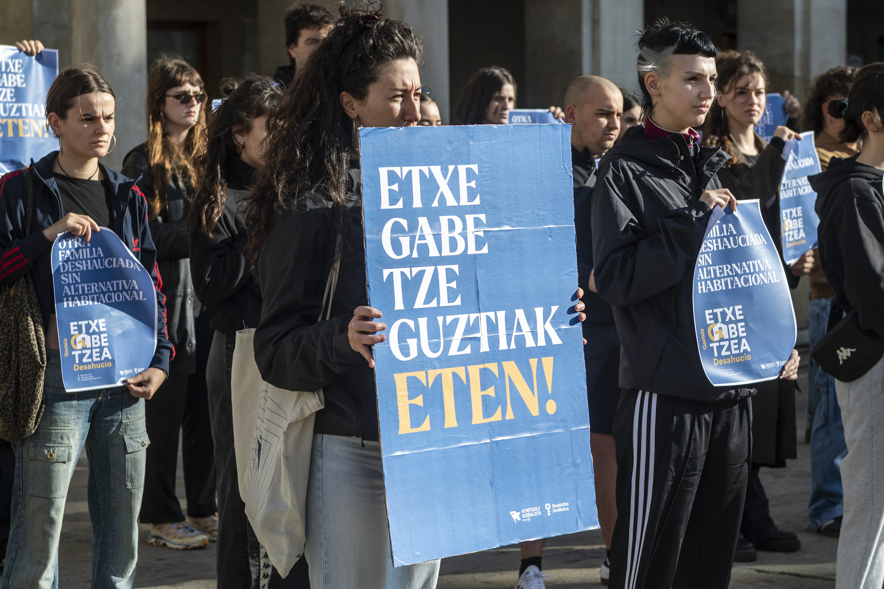 Gasteizko Etxebizitza Sindikatu Sozialistaren agerraldia, gaur, udaletxe parean. JAIZKI FONTANEDA / FOKU