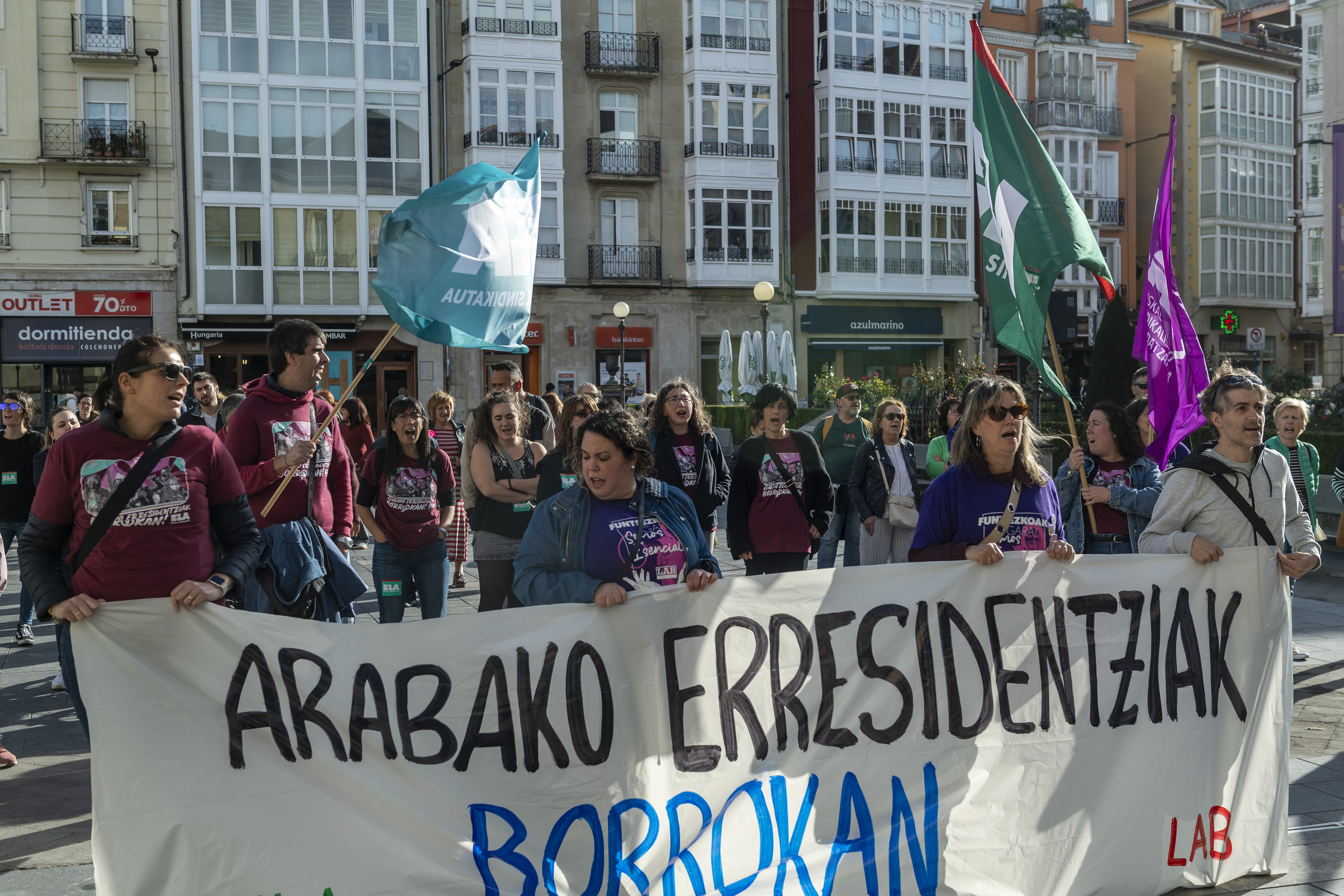 Arabako erresidentzia pribatuetako langileen protesta Arabako Foru Aldundiaren aurrean. JAIZKI FONTANEDA / FOKU