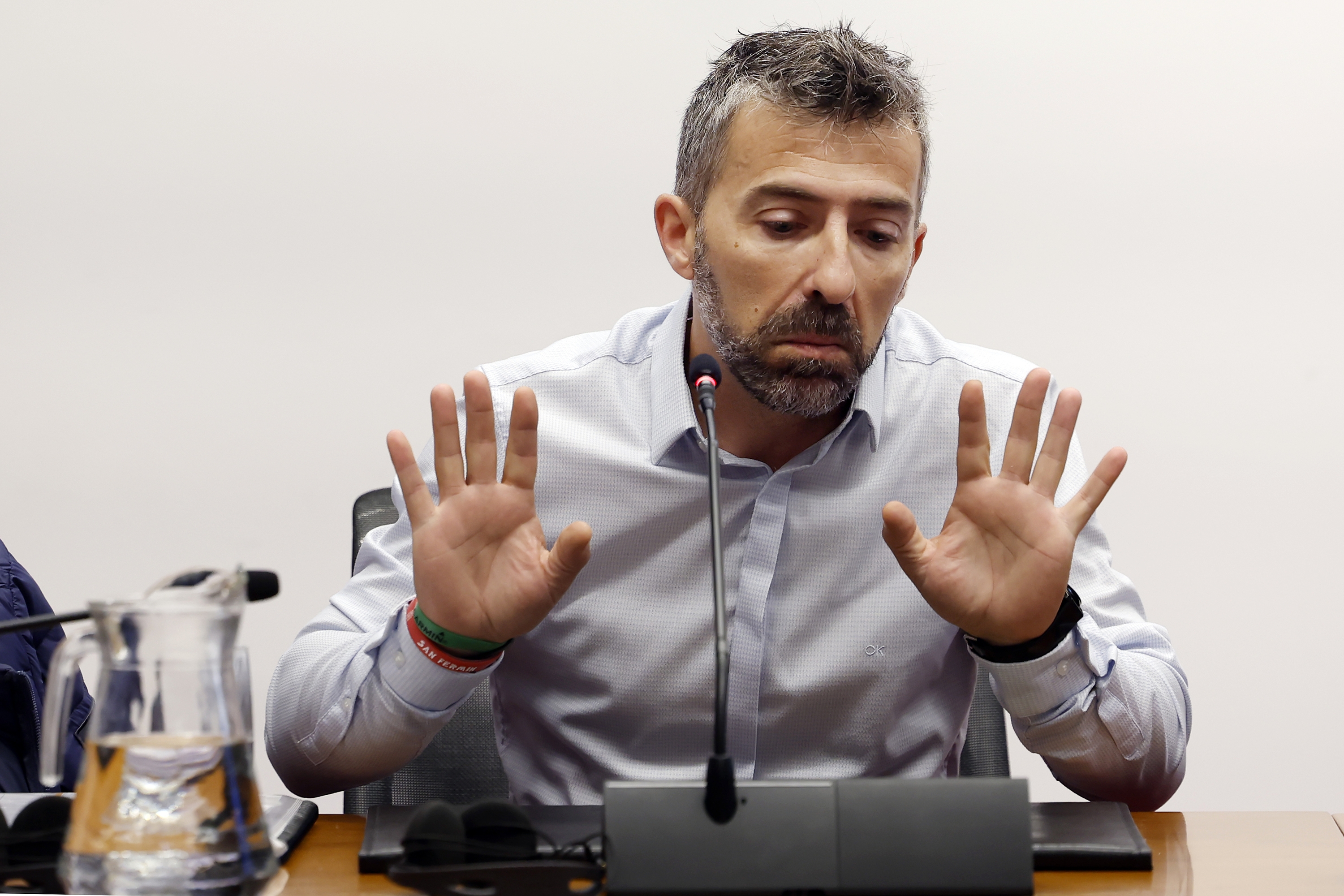 Kontratazio mahaiko buruaren jardunbidea ohikoa dela nabarmendu du kide batek Nafarroako Parlamentuan, ikerketa batzordean