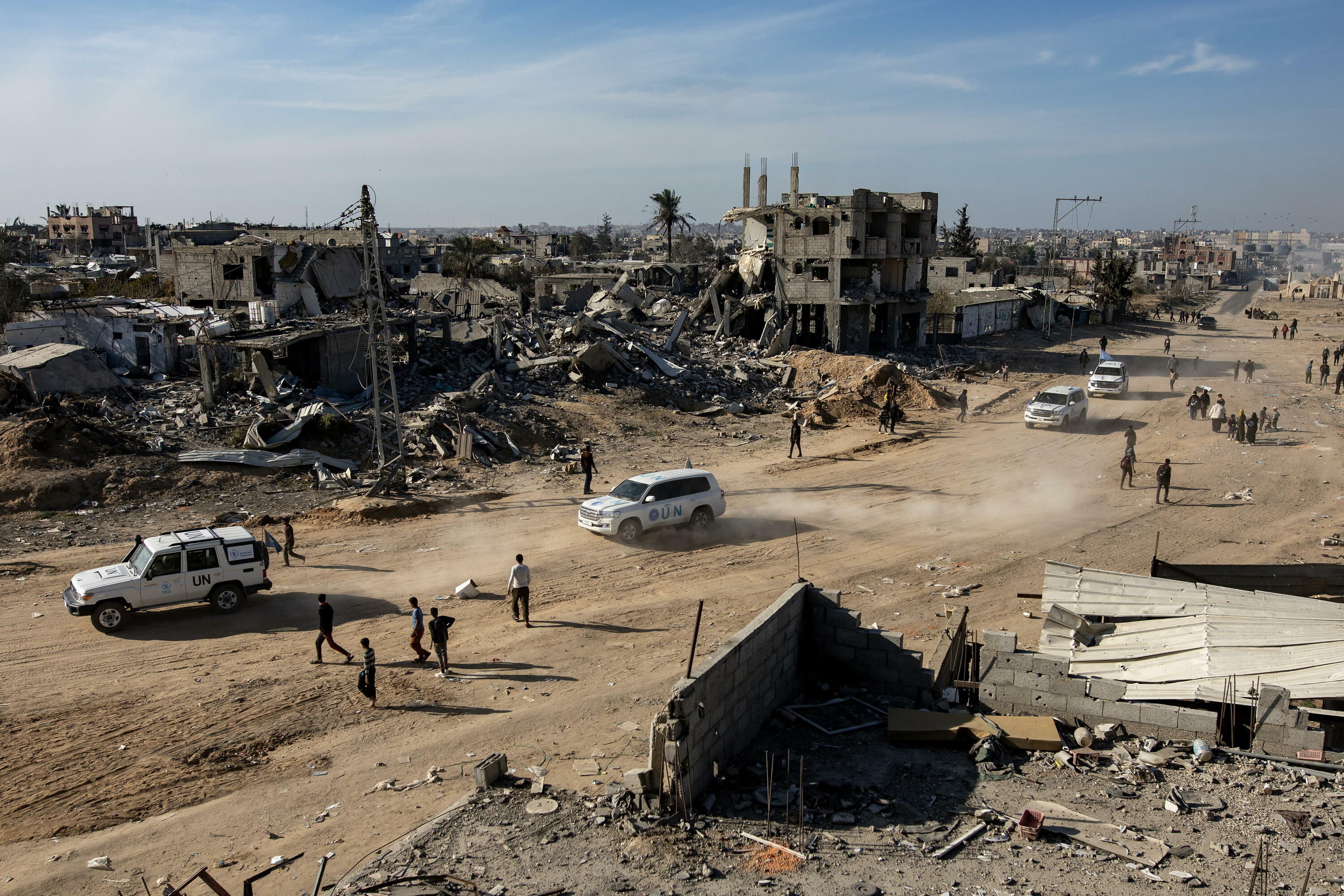 NBEren kamioi humanitario batzuk Gaza hegoaldean, atzo. HAITHAM IMAD / EFE