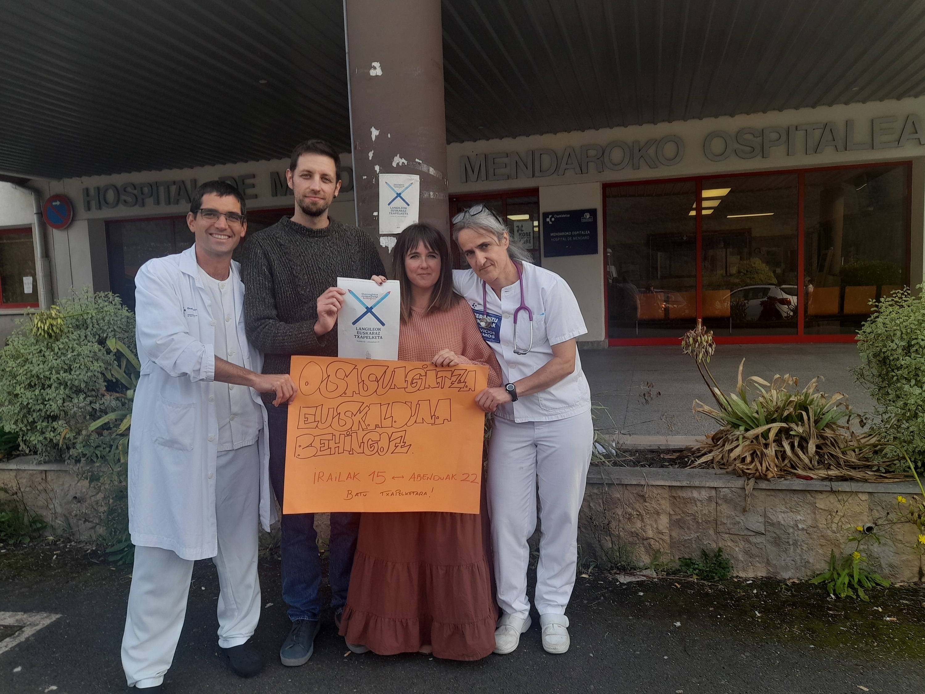 Adrian Zelaia, Unai Larrinaga, Leire Egiguren eta Agurtzane Eizmendi, Mendaroko erietxeko atarian. BERRIA