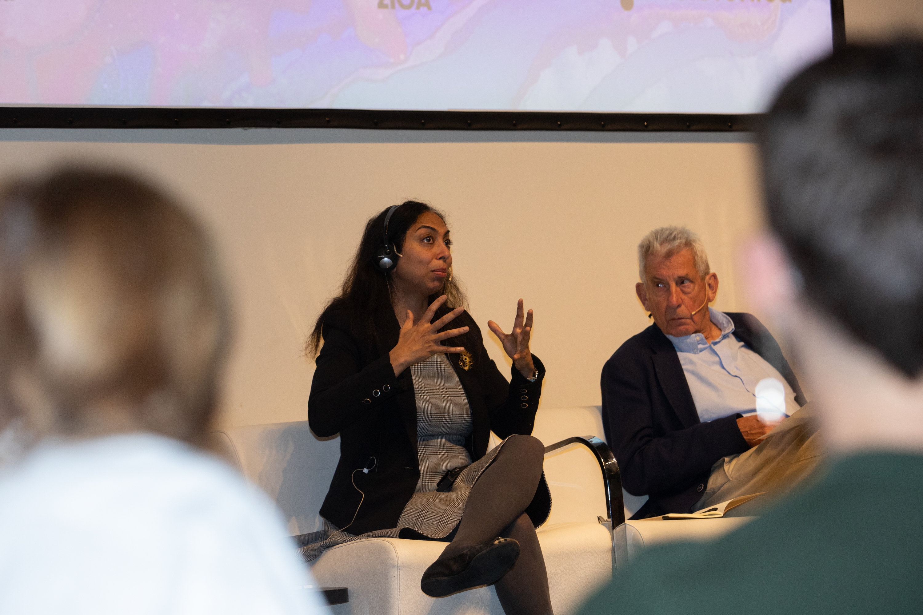 Yamuna Krishnan 'Zientziarekin solasean!' topaketetan, irailaren 16an, Donostian. Eskuinean, Pedro Miguel Etxenike. PAULA ARBIDE