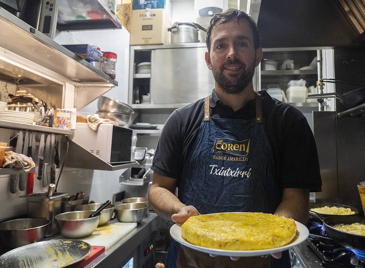 Andoni Ibarguren, patata tortillarekin, Txintxirri tabernako sukaldean. MONIKA DEL VALLE / FOKU