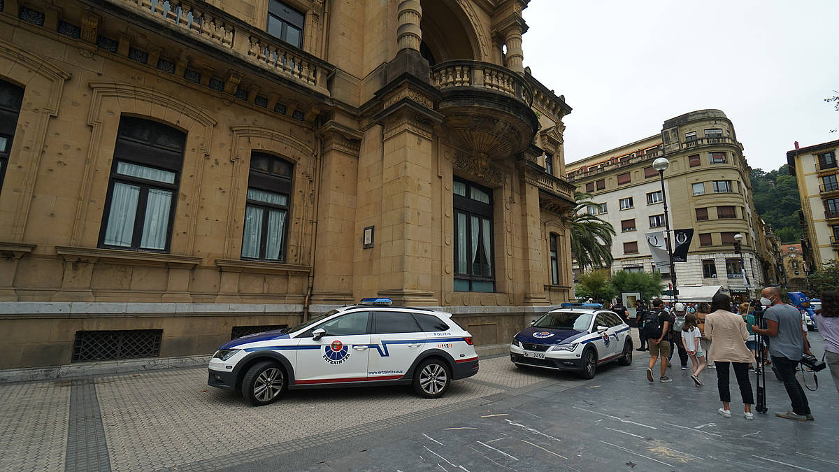 Ertzaintzaren bi auto, artxiboko irudi batean. GOTZON ARANBURU /FOKU