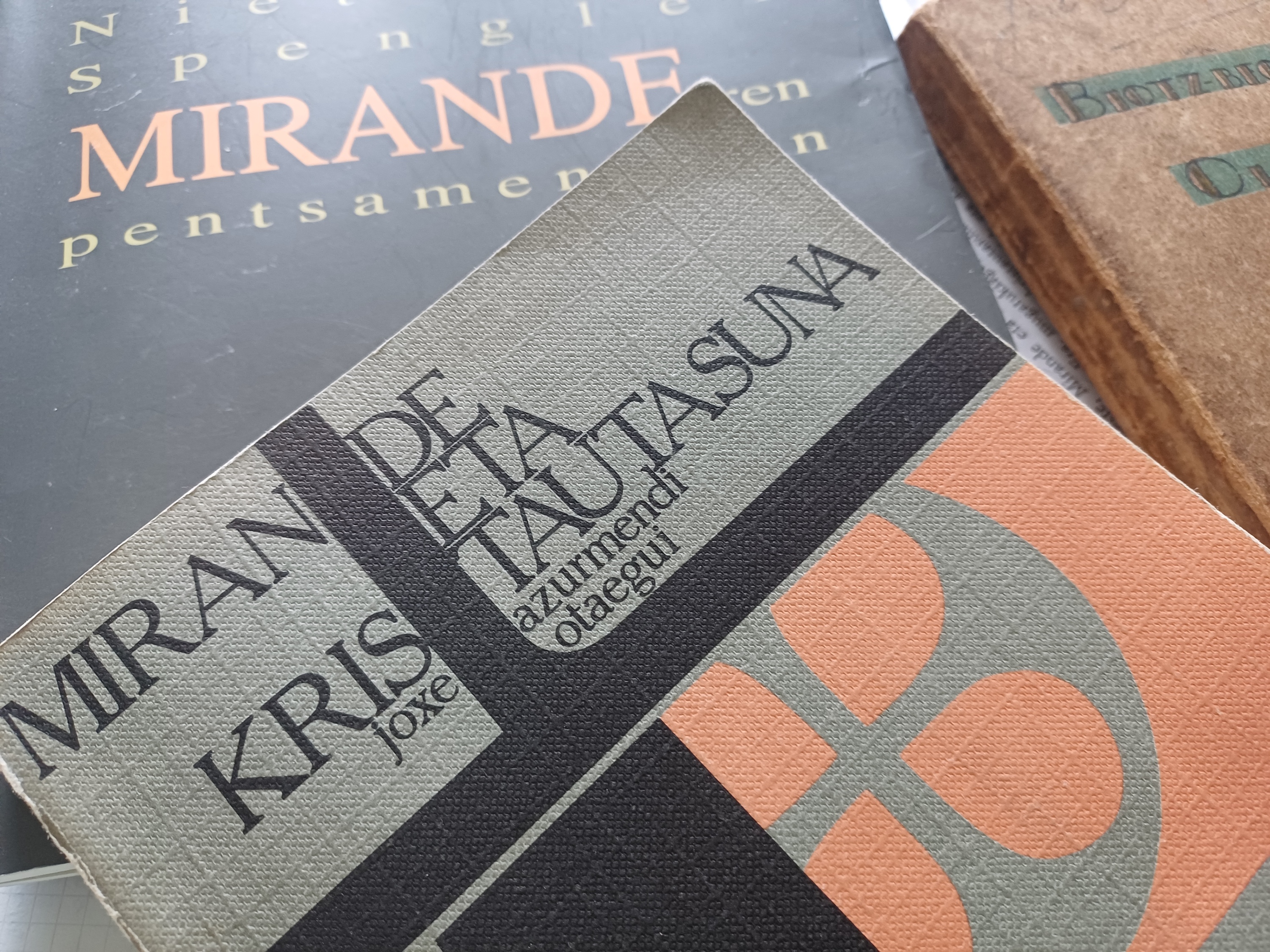 Joxe Azurmendiren 'Mirande eta kristautasuna' liburuaren azala, Miranderen pentsamenduaren barrena, Azurmendiren arakatze sakona. ZALDI ERO