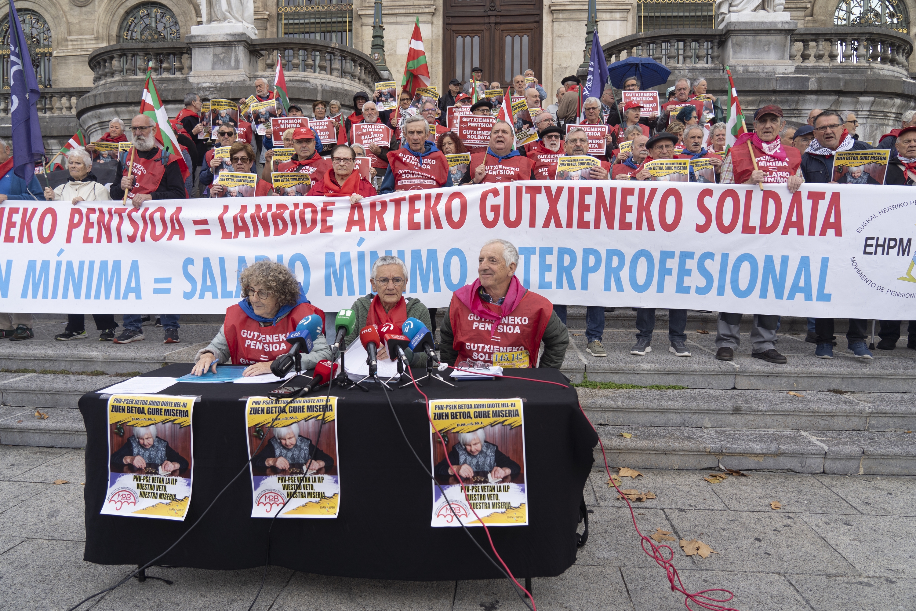Euskal Herriko Pentsiodunen Mugimenduak agerraldia egin du gaur, Bilbon. MONIKA DEL VALLE / FOKU