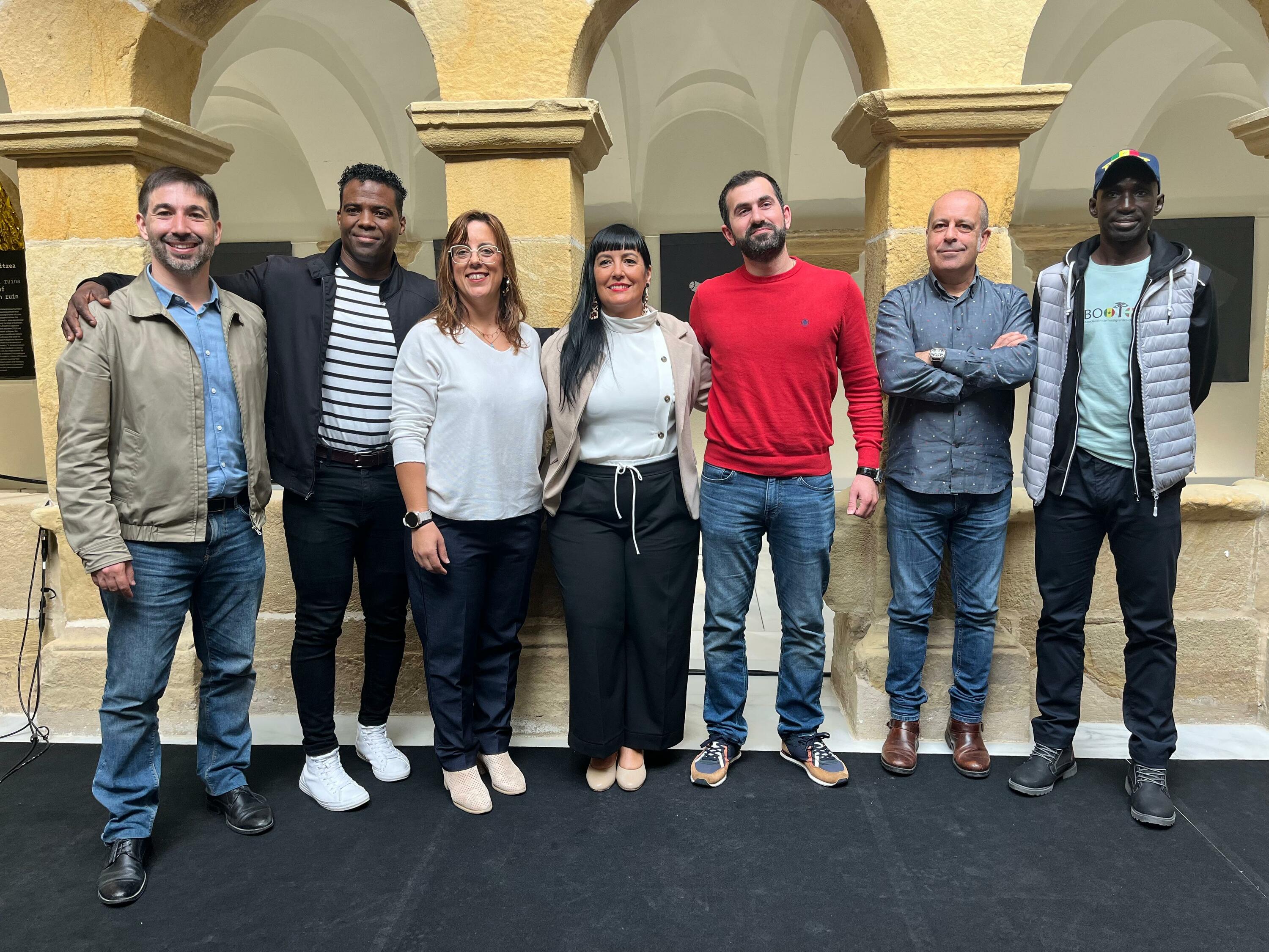 'Sustraiak eta ahotsak. Raices conectadas' proiektuaren sustatzaileak, gaur, Donostiako Santa Teresa Komentuan. GIPUZKOAKO FORU ALDUNDIA